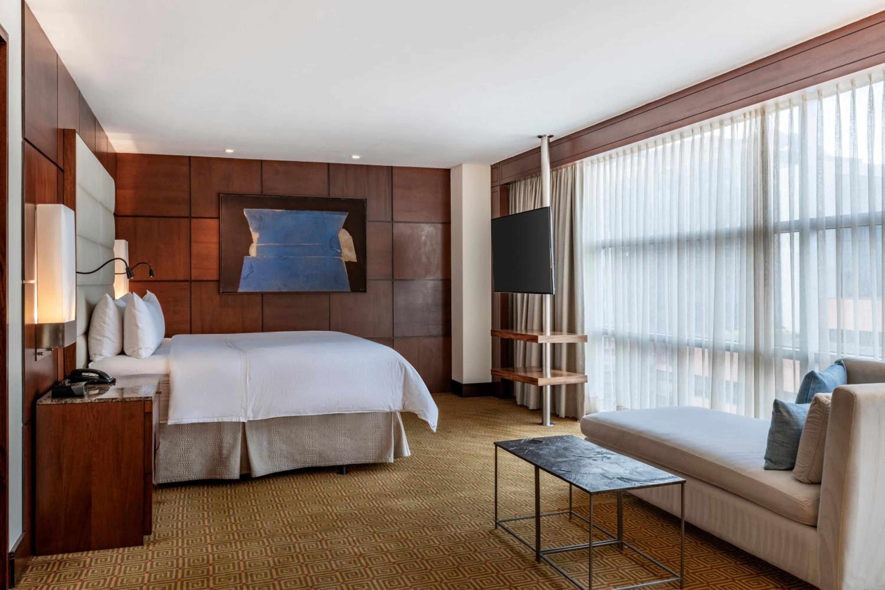 Executive lounge access, 1 Bedroom Presidential Suite photo 1