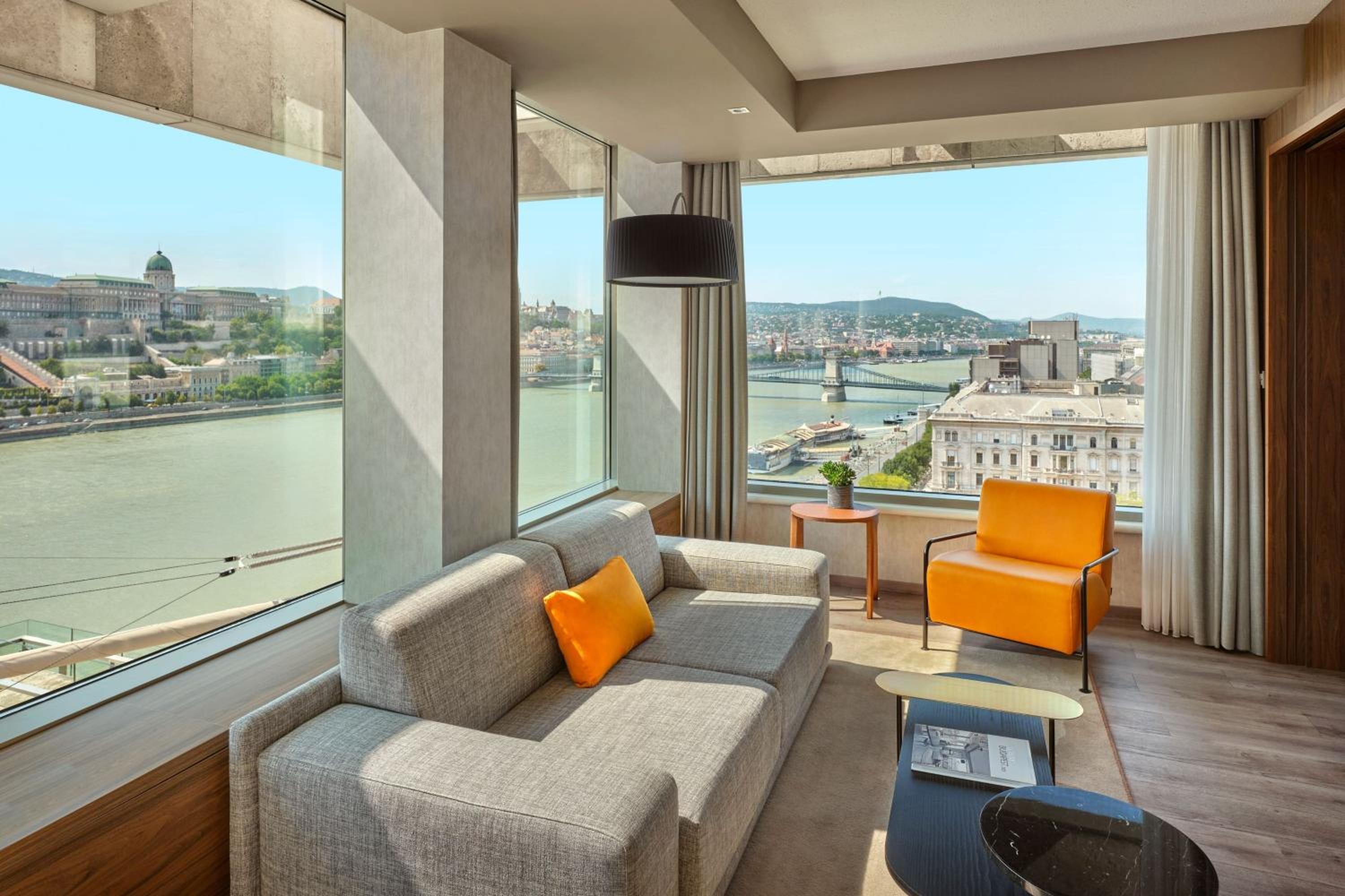 Corner Studio Suite with M Club Lounge Access - Photo 7