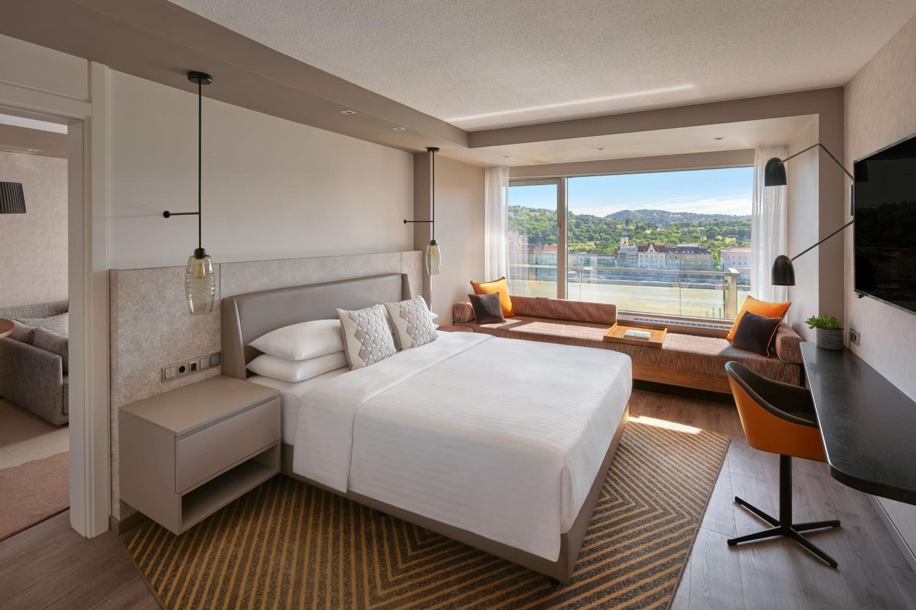 Junior Suite with M Club Lounge Access thumbnail 5