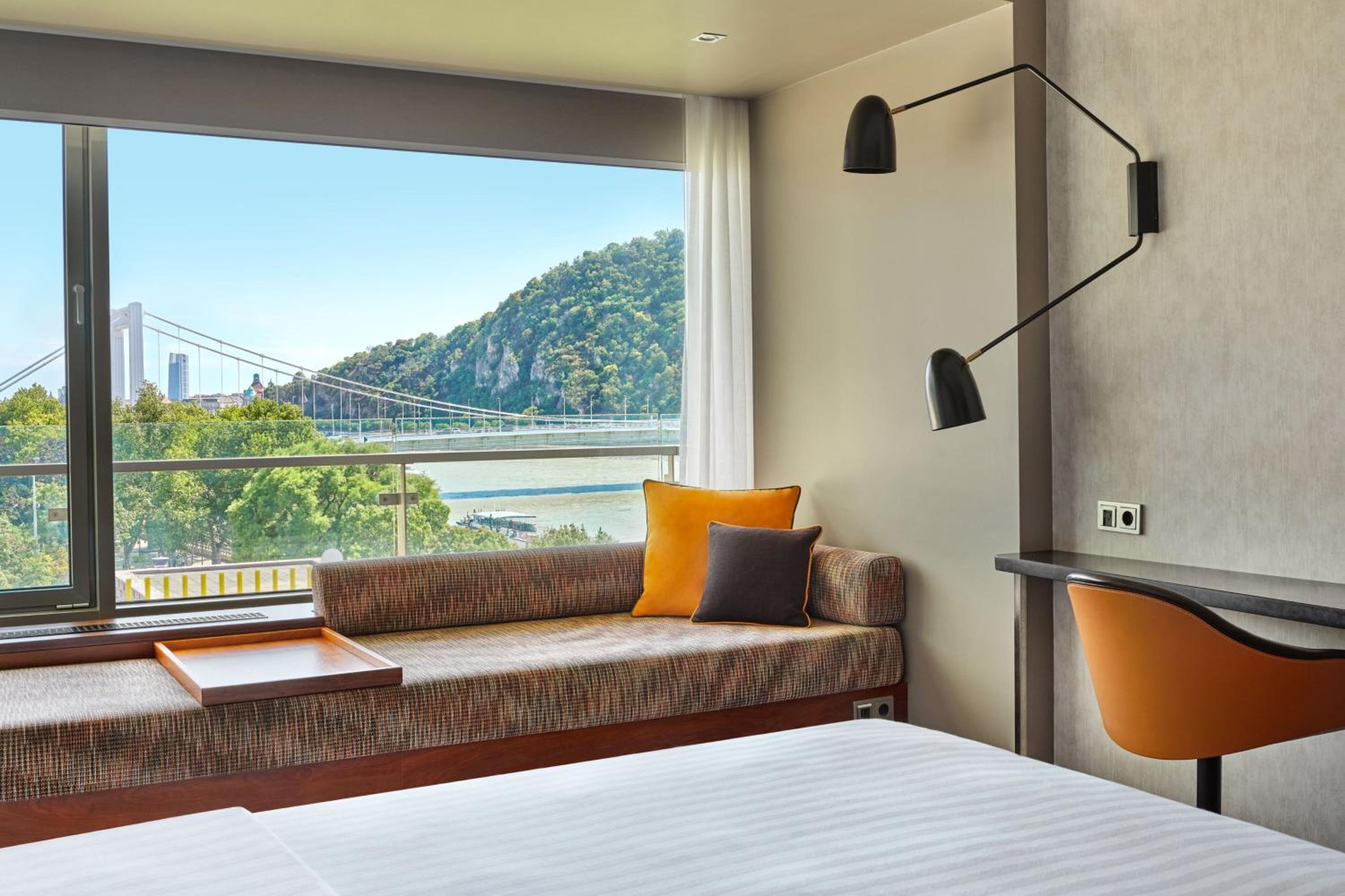 Deluxe Room, Guest room, 1 King - Photo 11