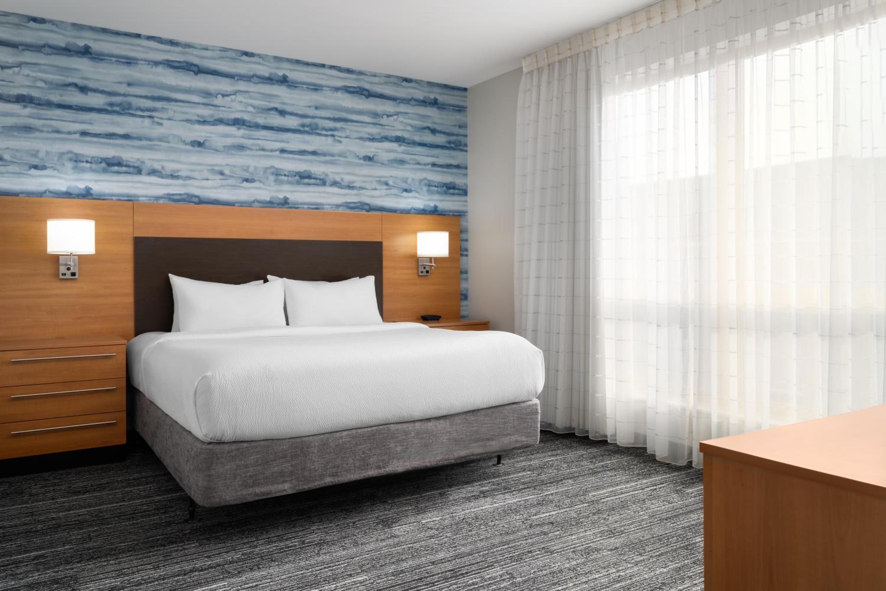 One-Bedroom King Suite with Sofa Bed  photo 2