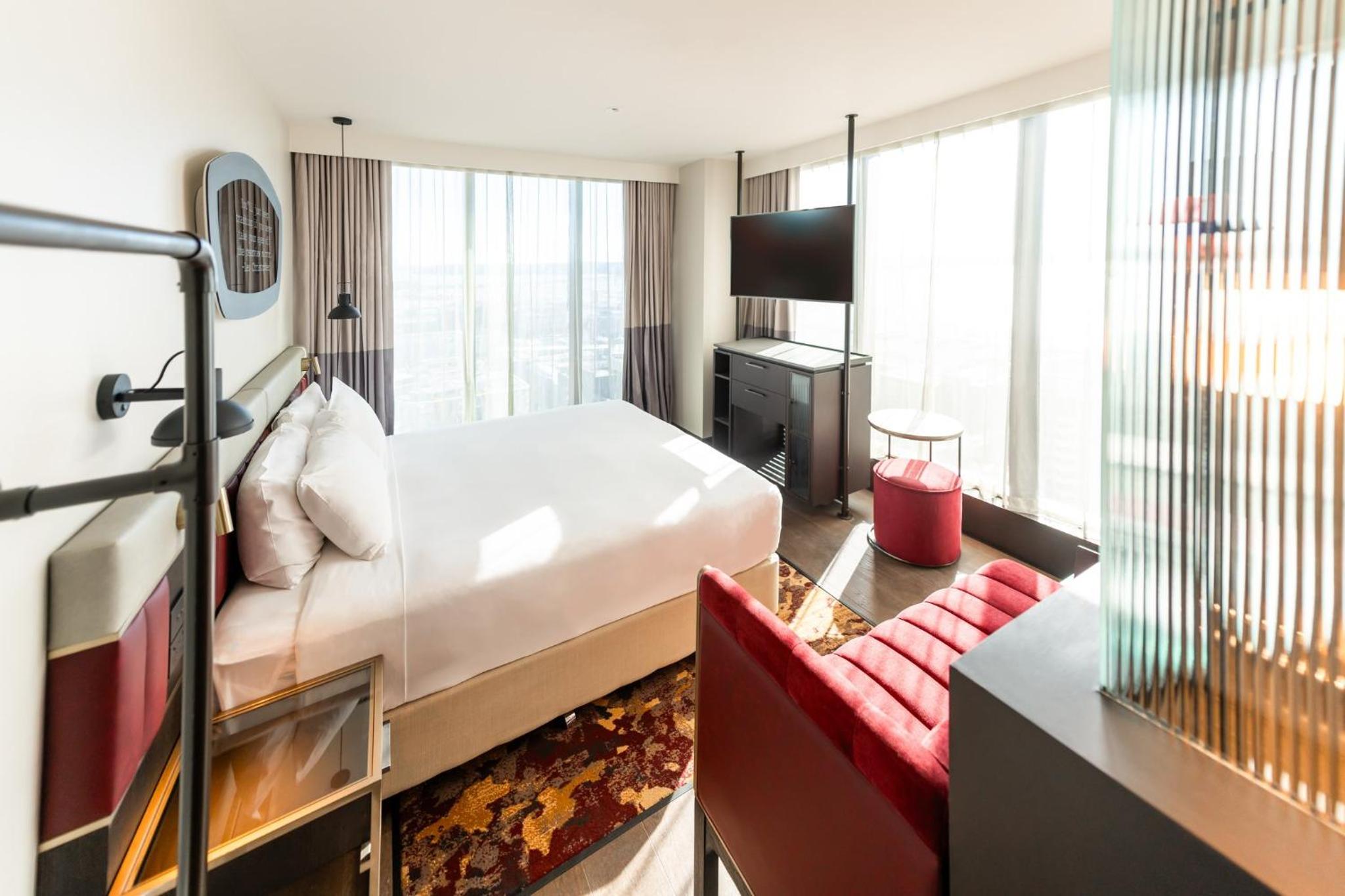 Standard Corner King Room with City View - High Floor