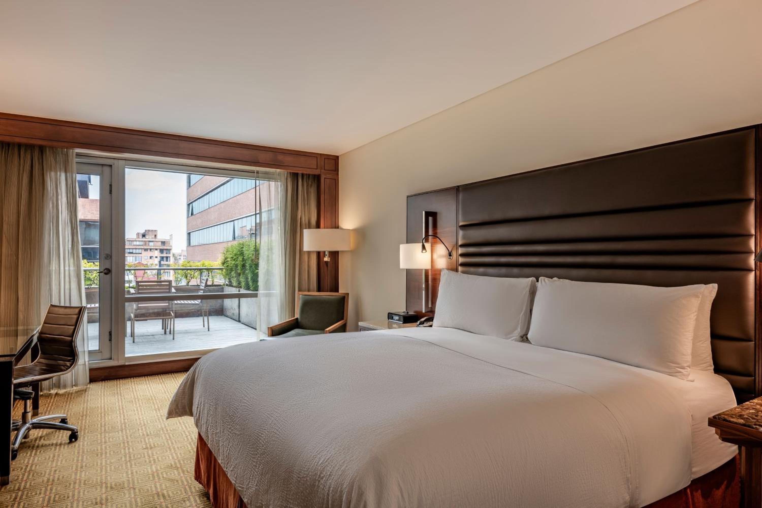 Deluxe King Room - Photo 2