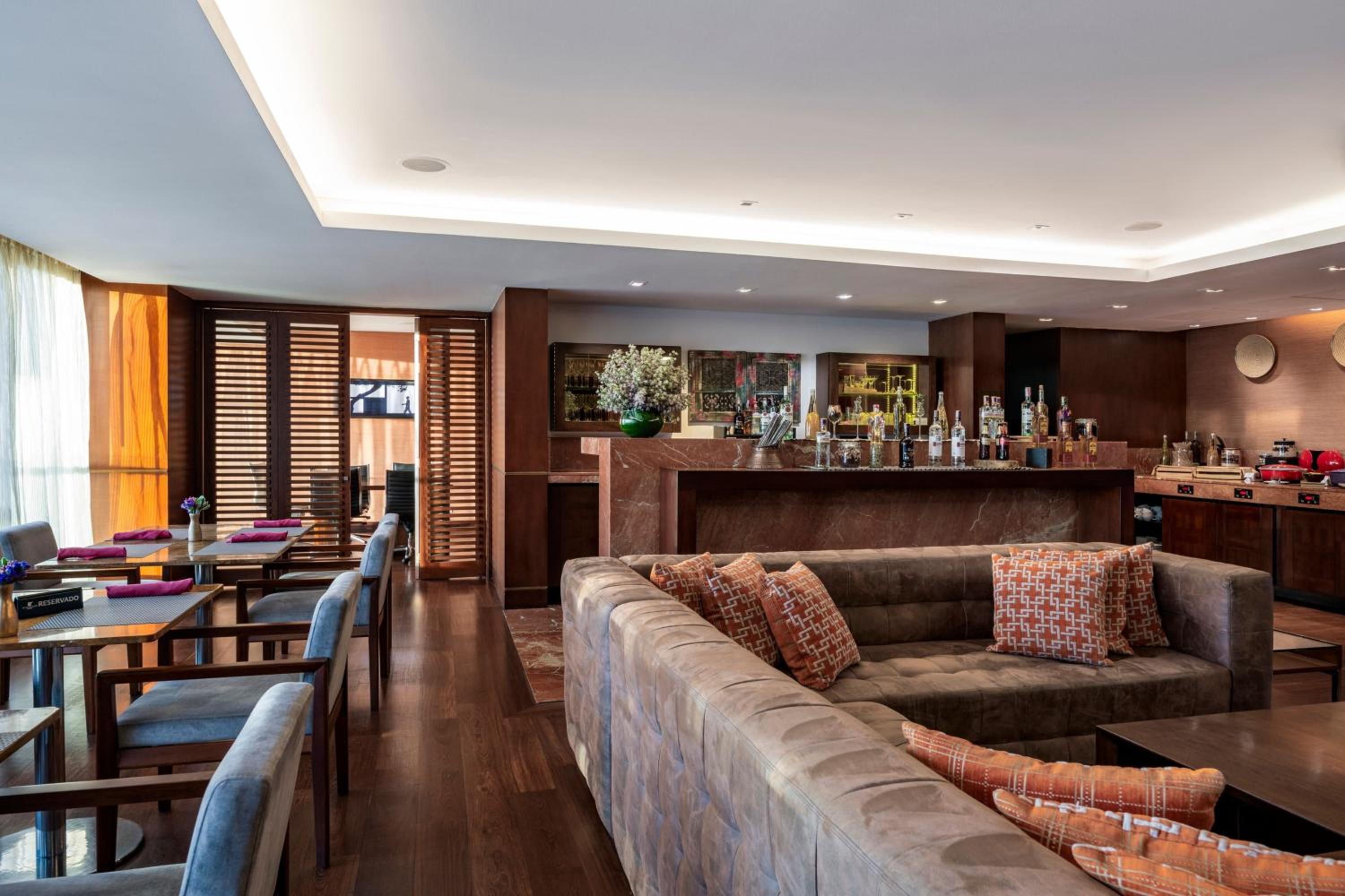 Executive Deluxe King Room - Lounge Access - Photo 9