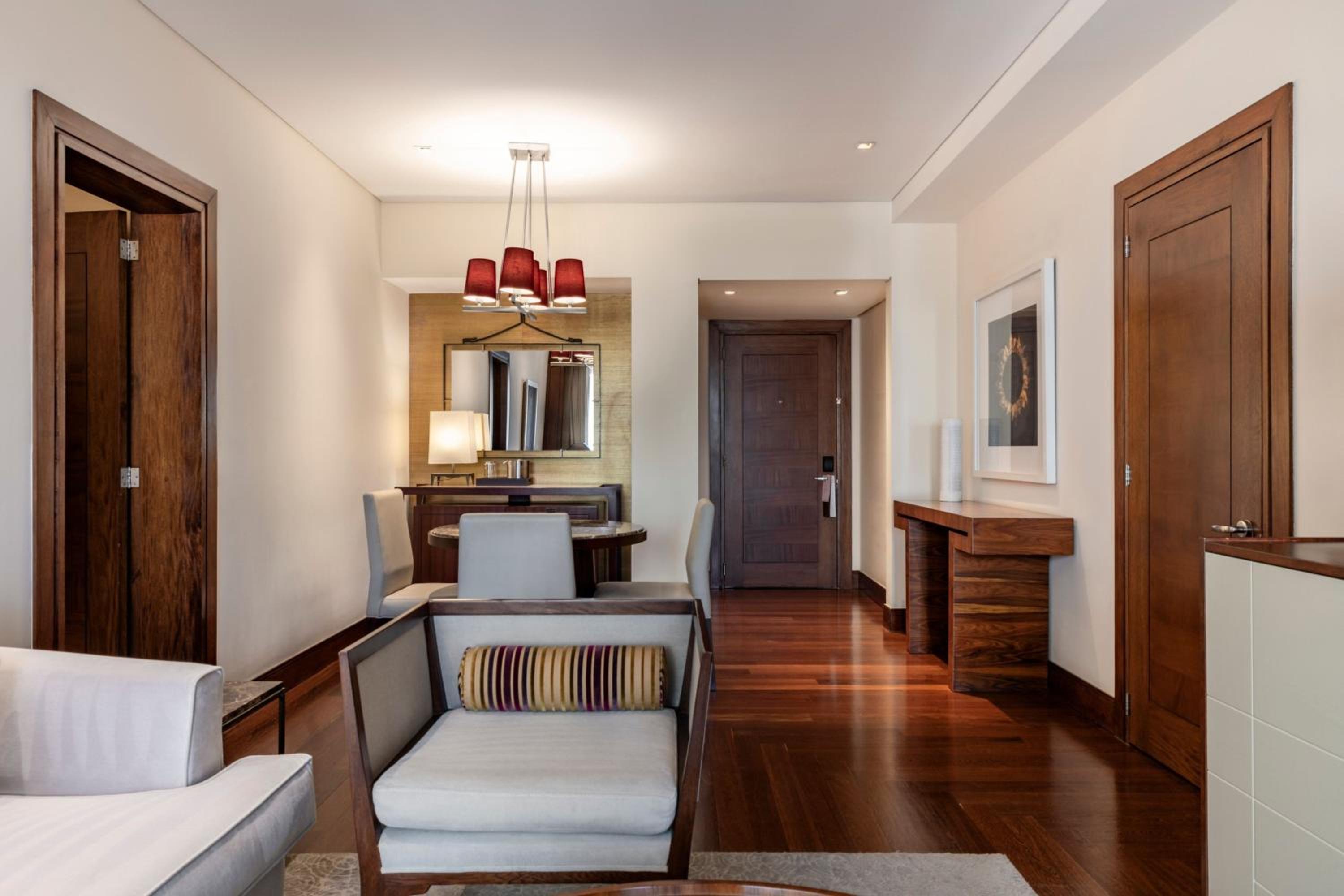 King Suite - Executive Lounge Access - Photo 21
