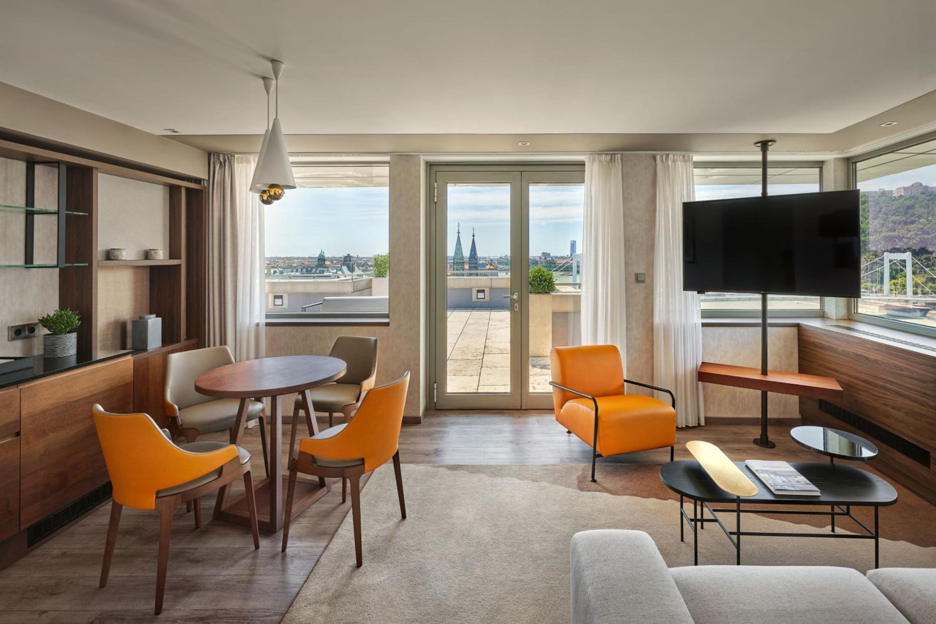Executive Suite with M Club Lounge Access thumbnail 5