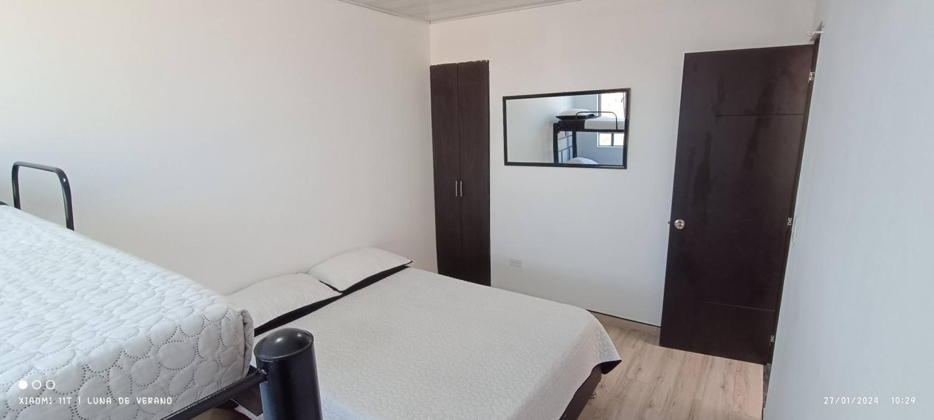 Five-Bedroom House photo 1