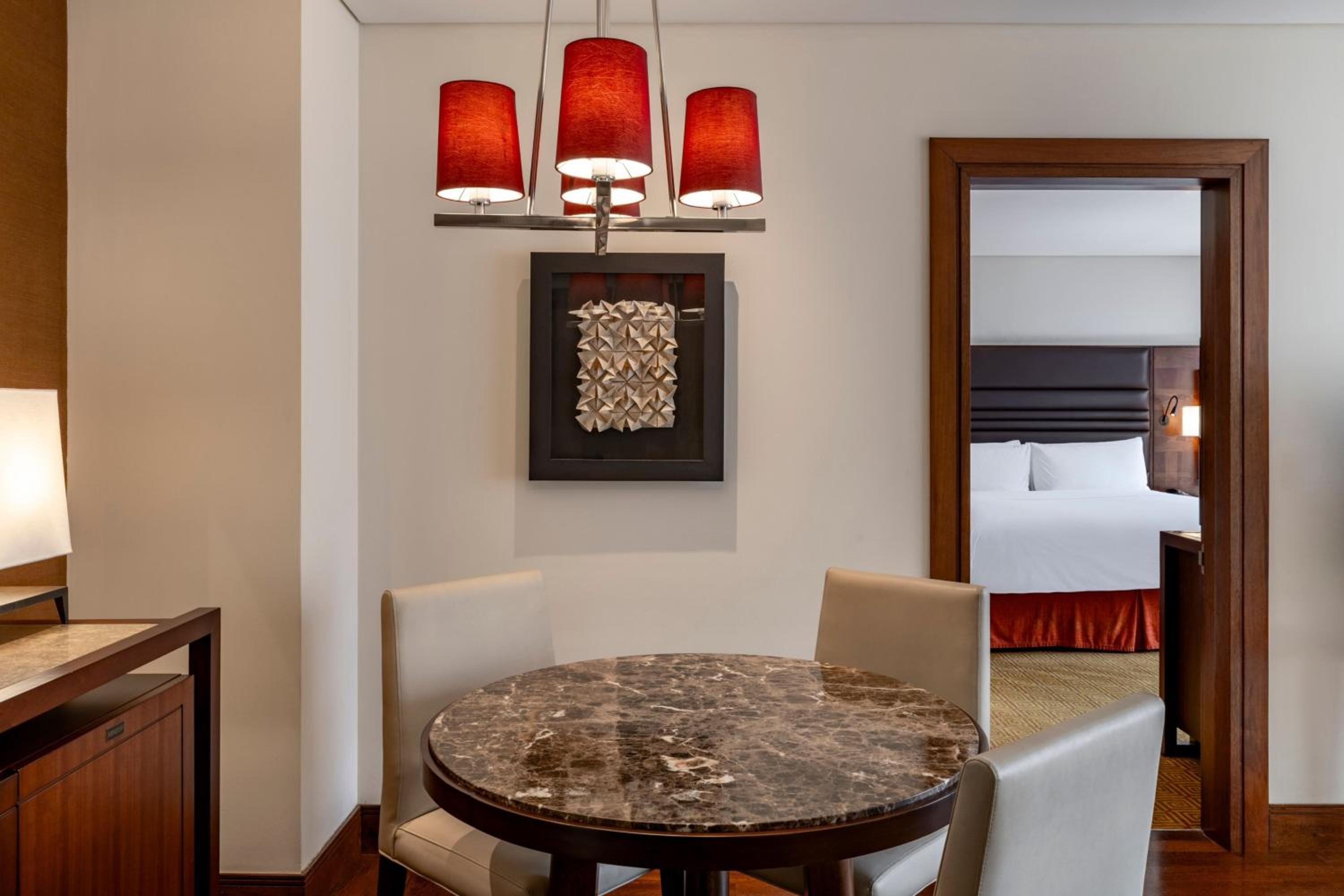 King Suite - Executive Lounge Access - Photo 16