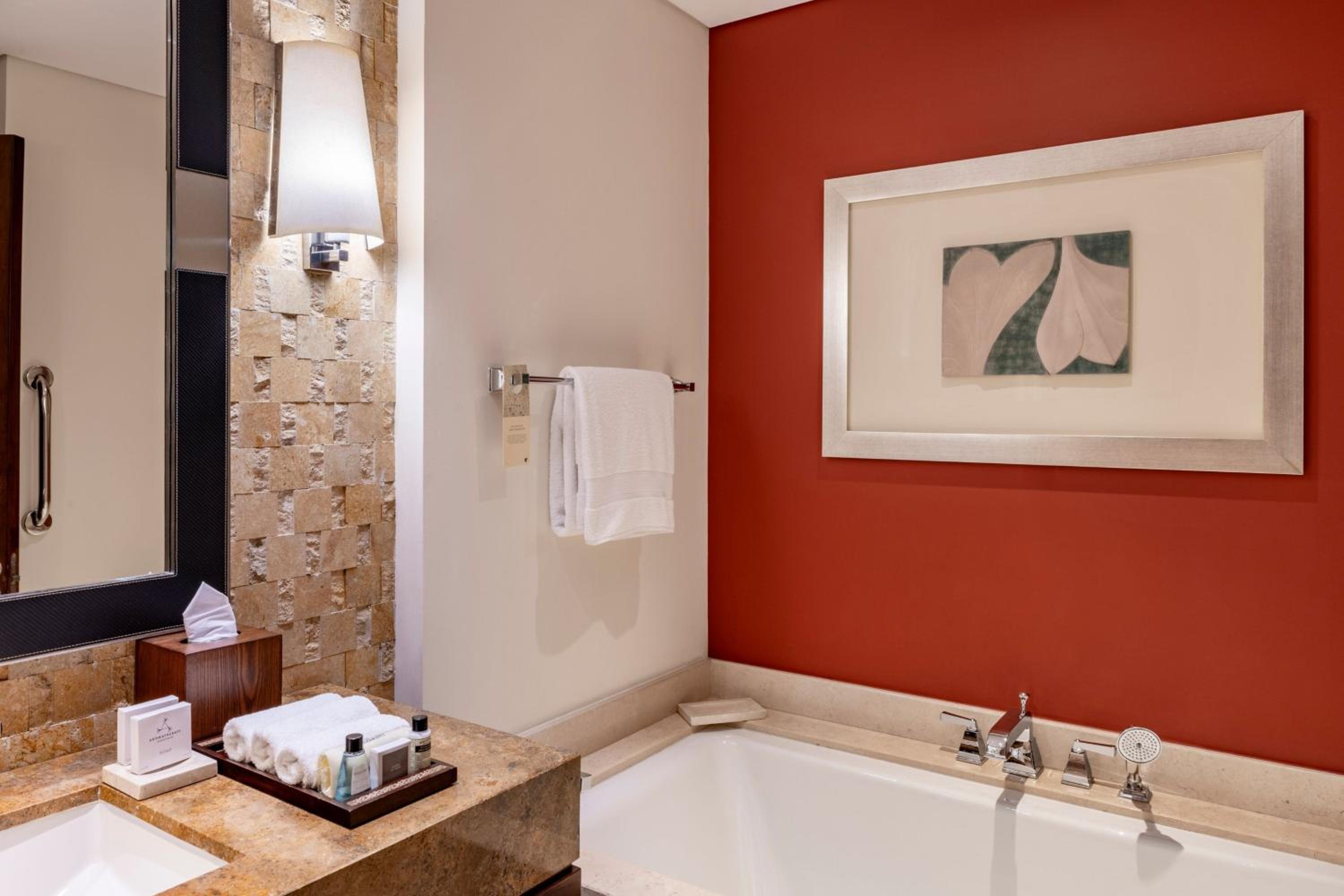King Suite - Executive Lounge Access - Photo 27