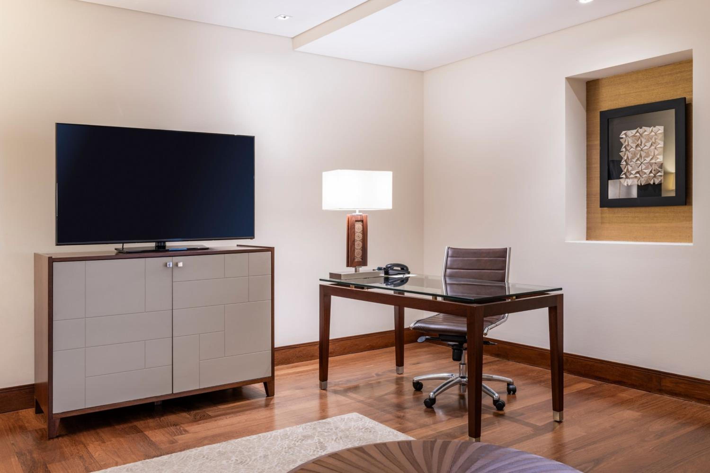 King Suite - Executive Lounge Access - Photo 17
