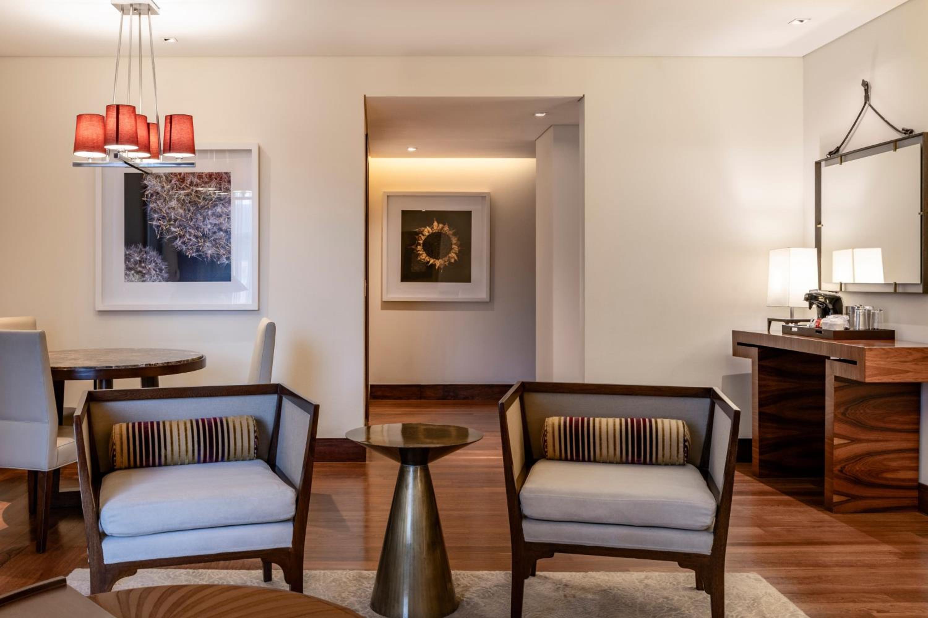 King Suite - Executive Lounge Access - Photo 18