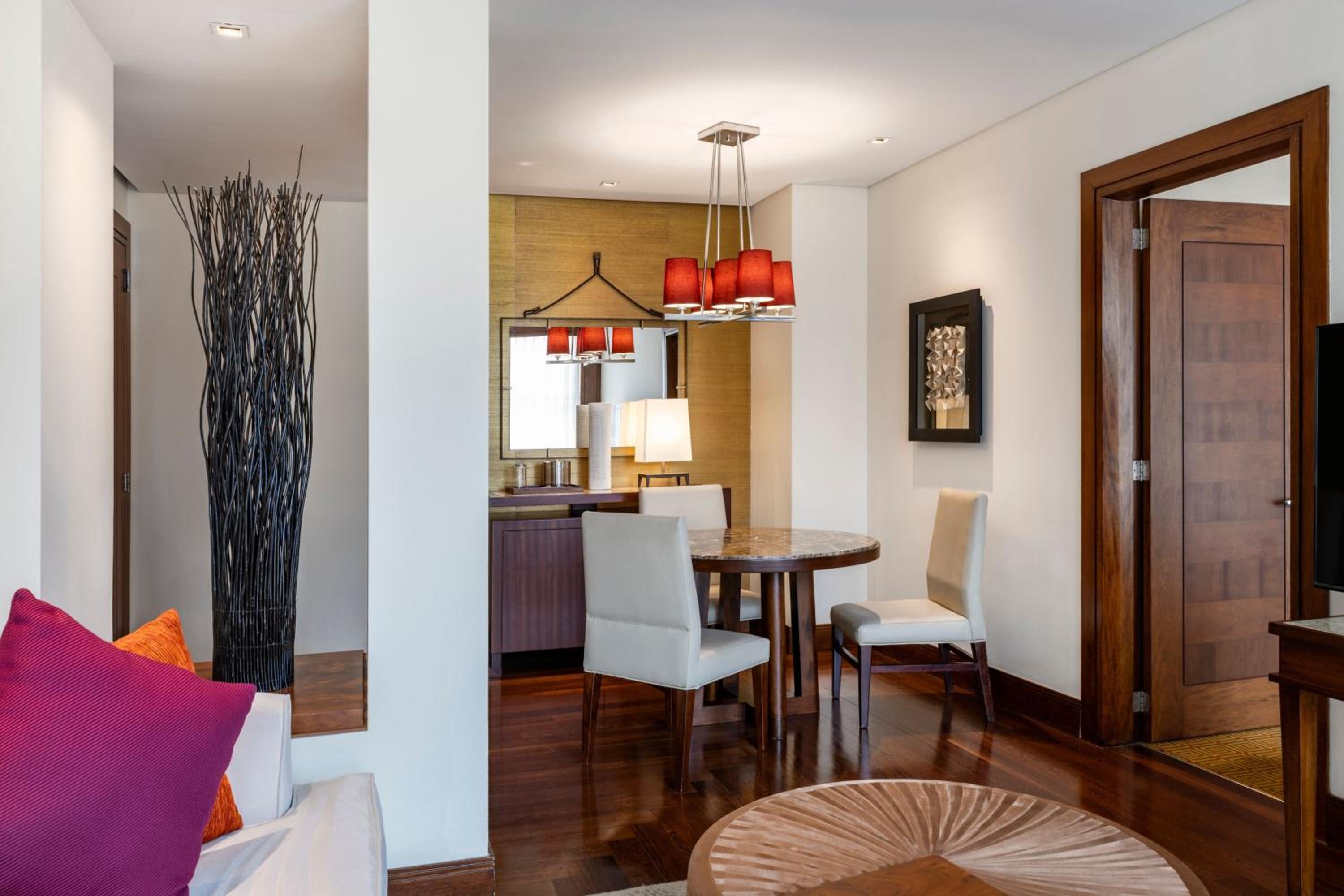 King Suite - Executive Lounge Access - Photo 24