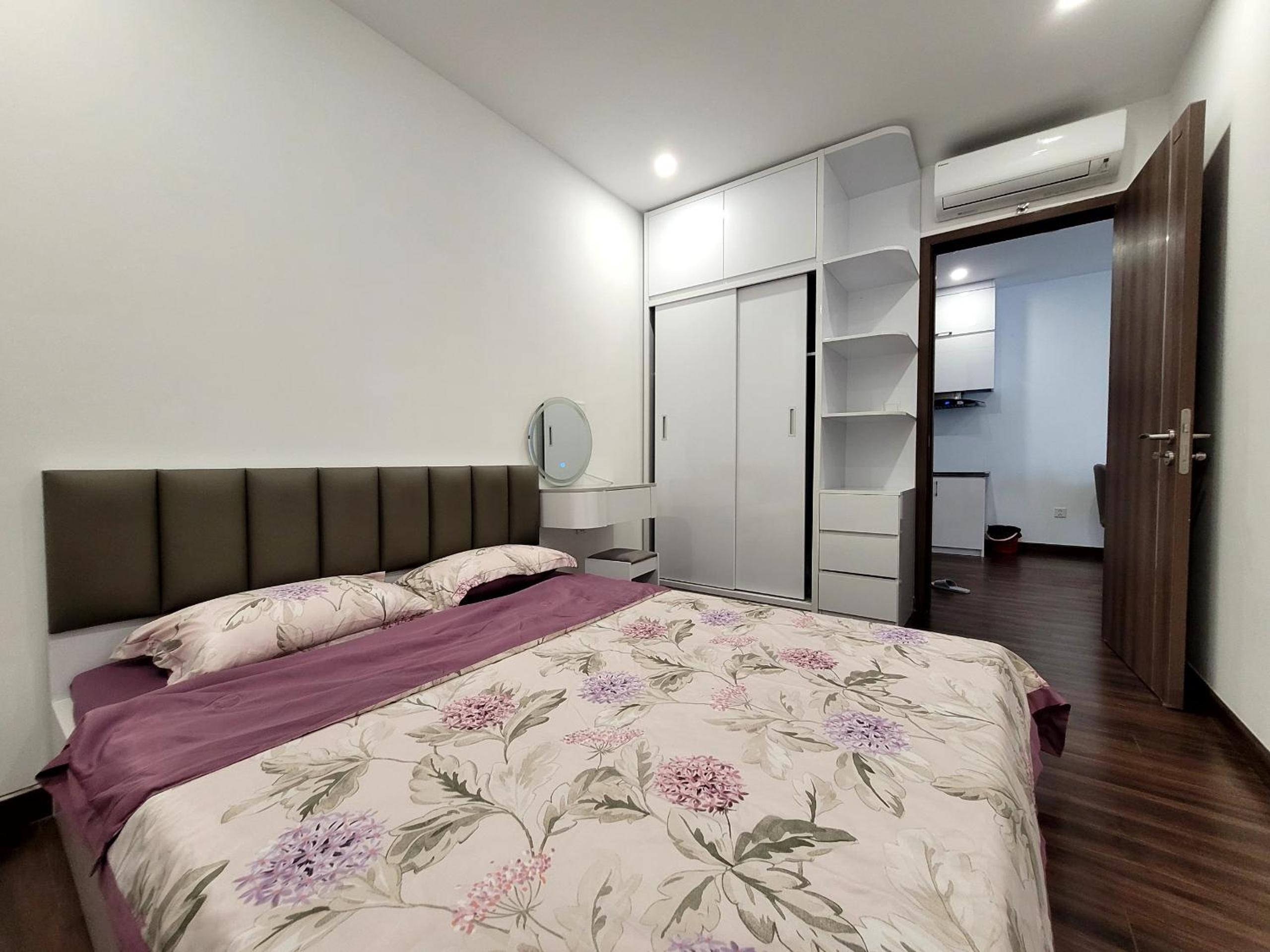 One-Bedroom Apartment with Lake View photo 2