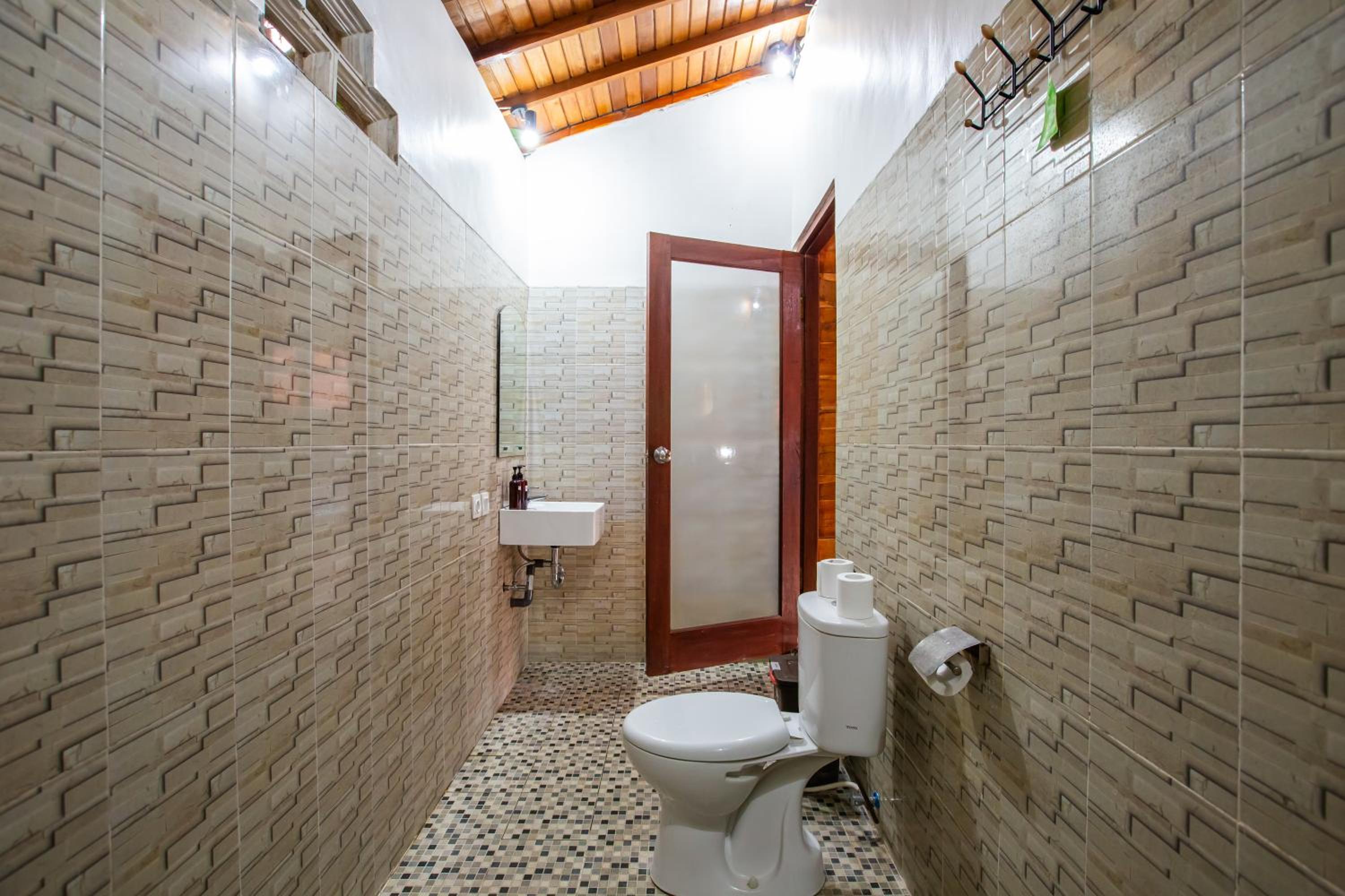 King Room with Pool View - Photo 17