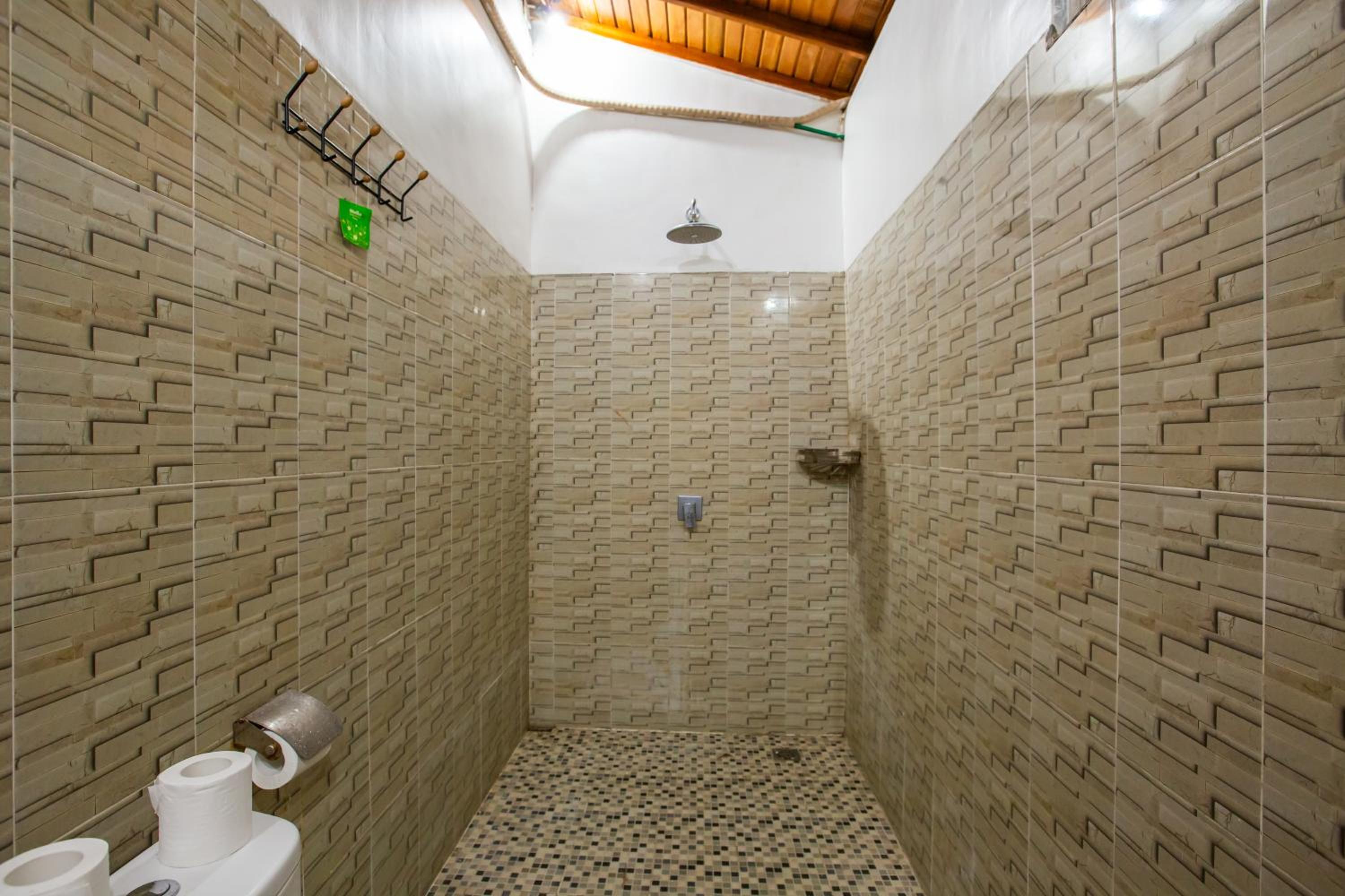 King Room with Pool View - Photo 16