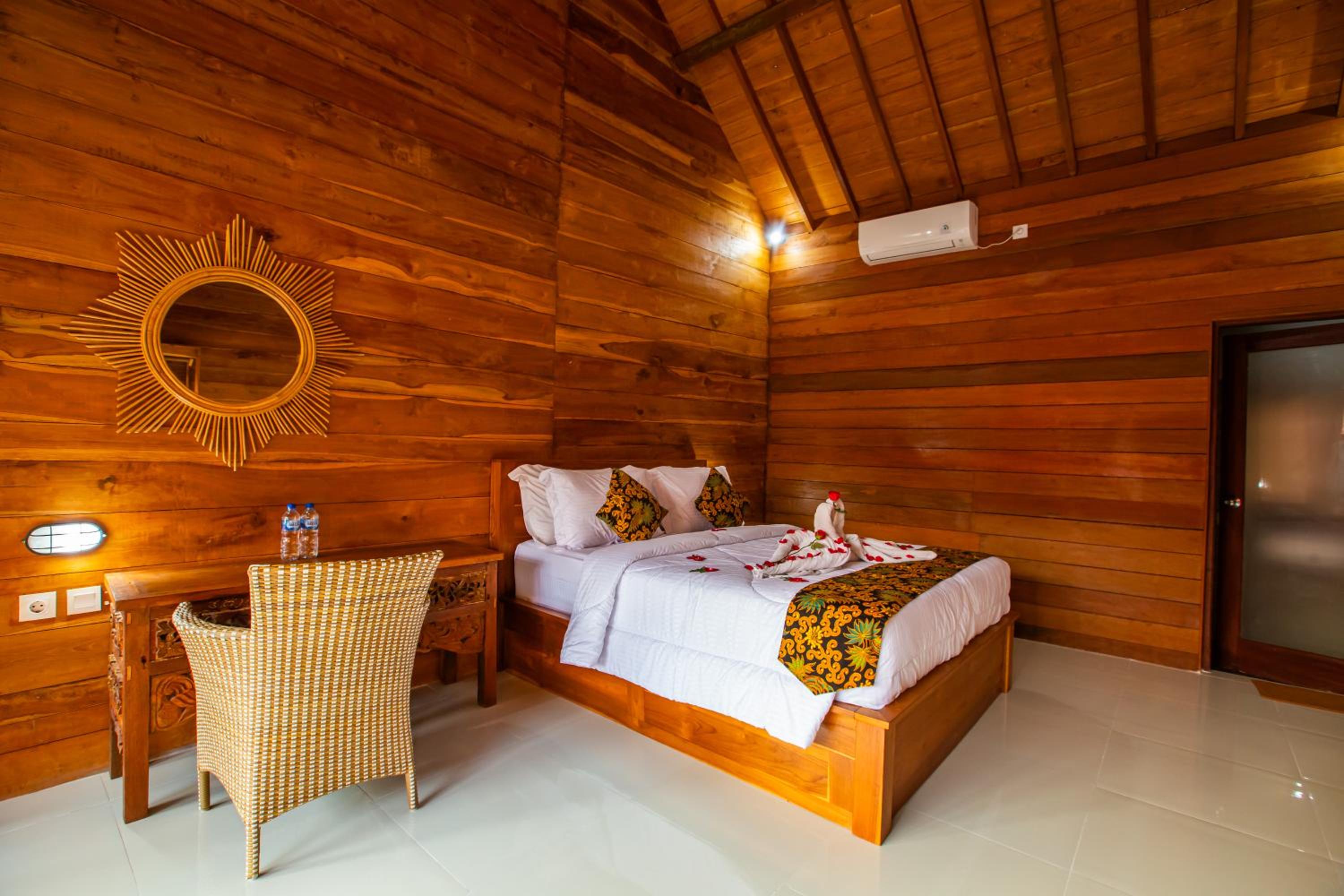 King Room with Pool View - Photo 20