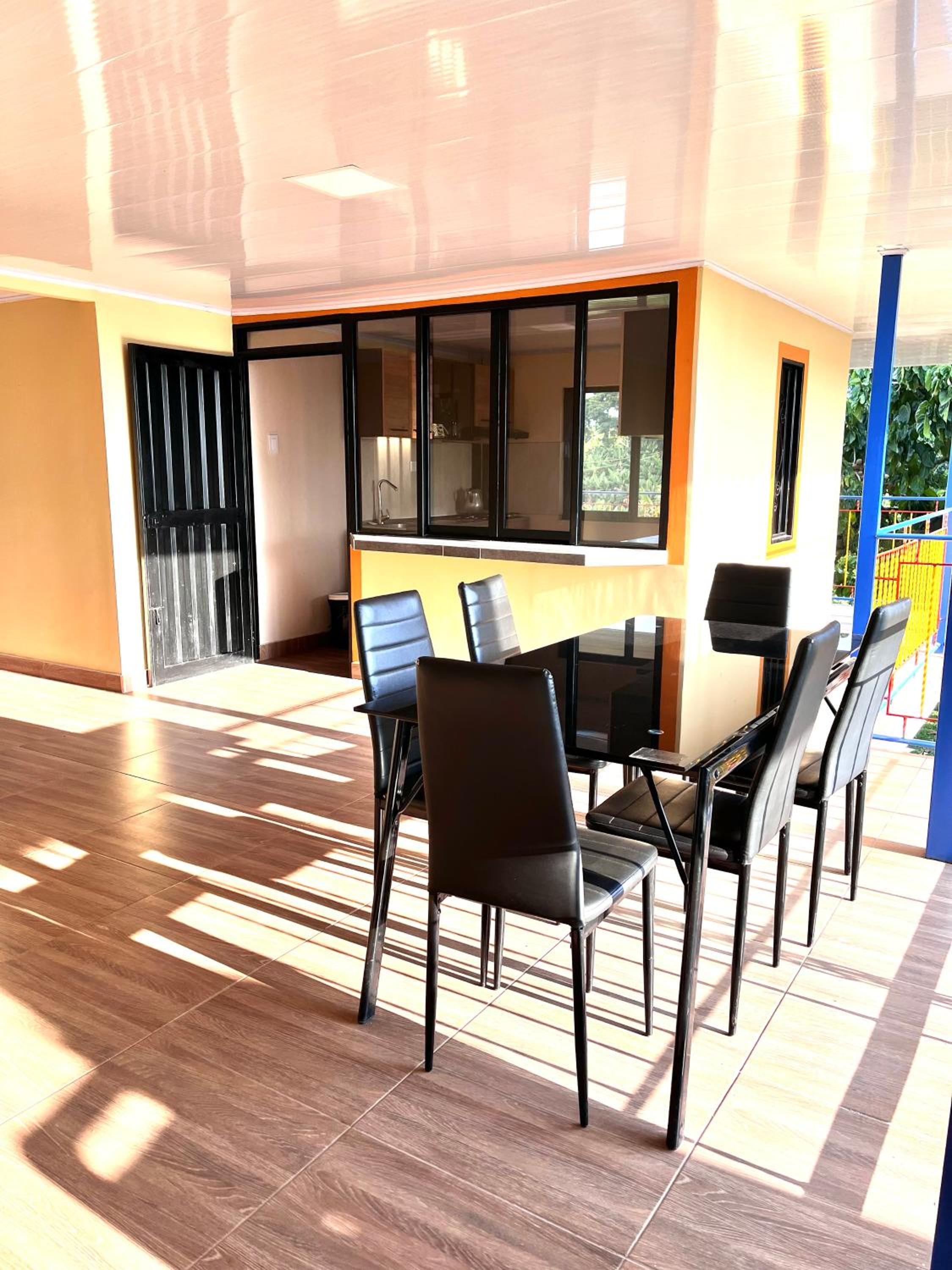 Eight-Bedroom House photo 2