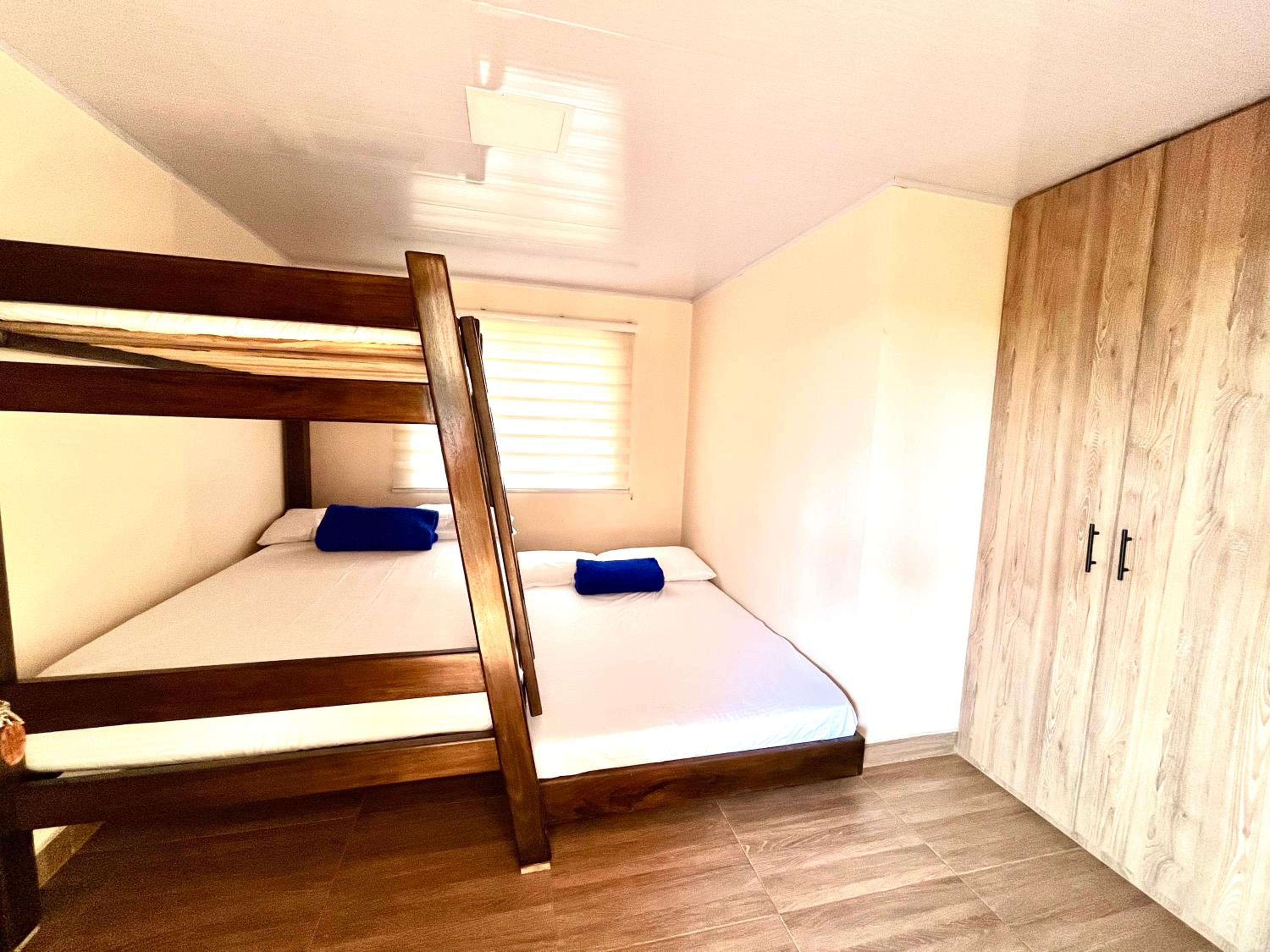 Eight-Bedroom House photo 1
