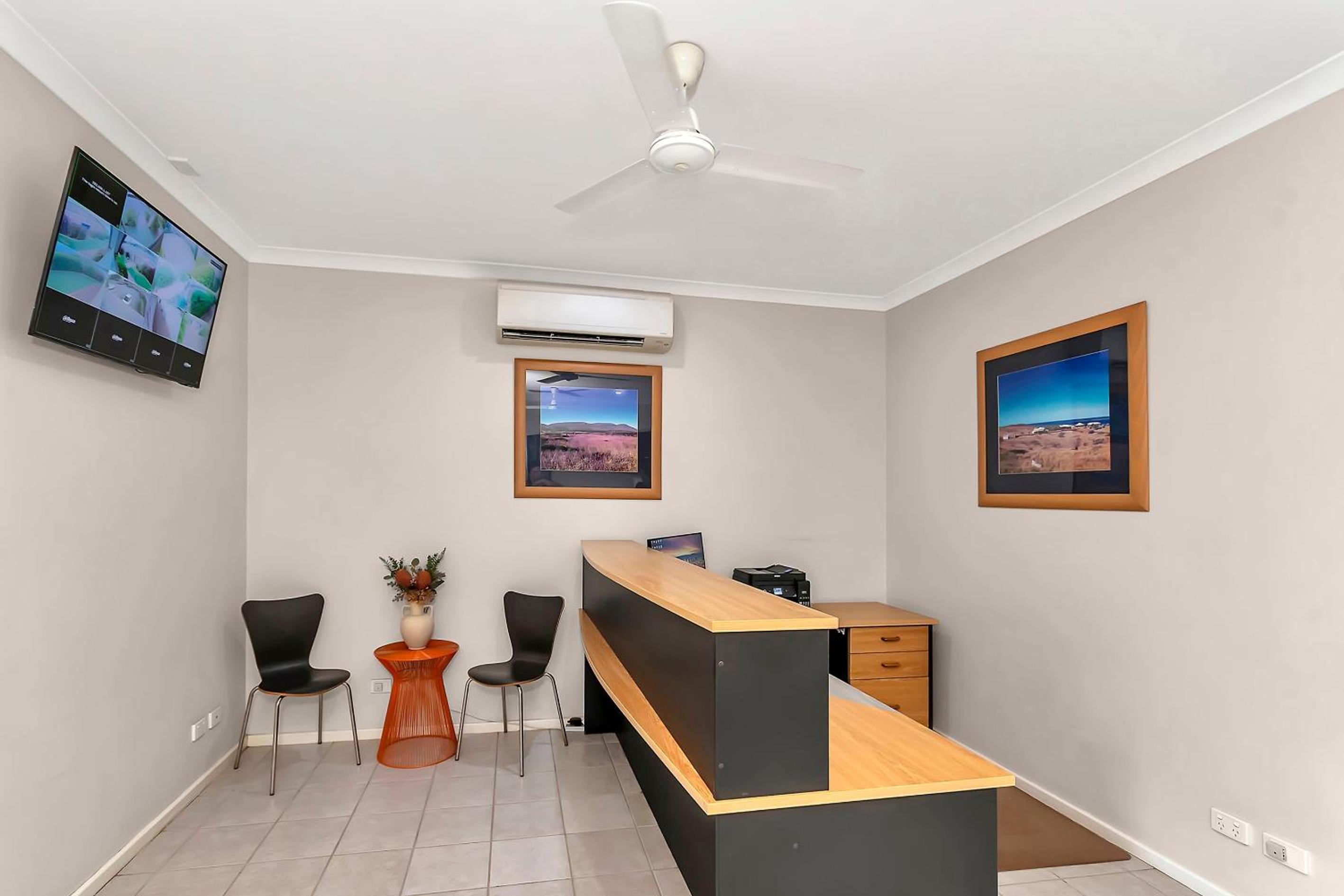 Executive Suite - Photo 6