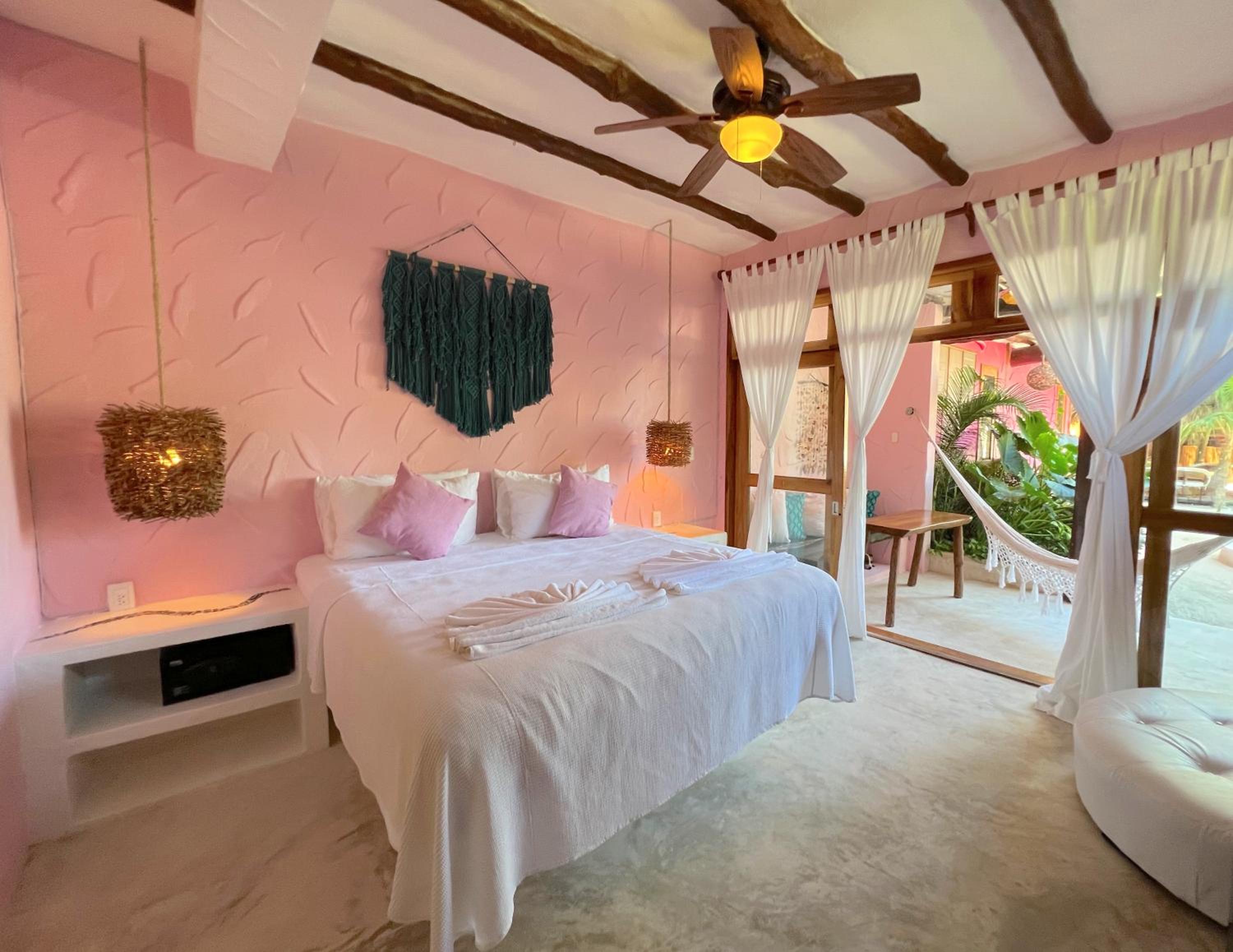 Suite con Letto King-Size e Vista Giardino