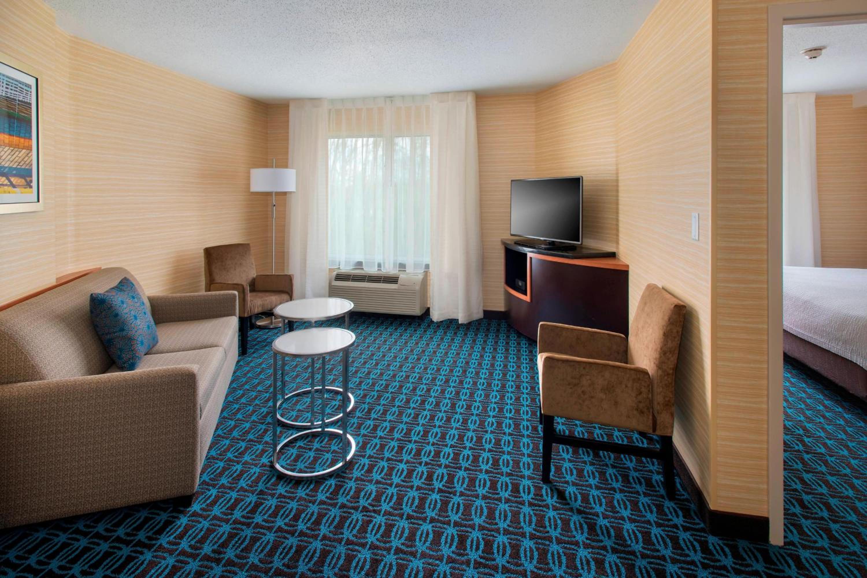 One-Bedroom King Suite with Sofa Bed - Photo 4