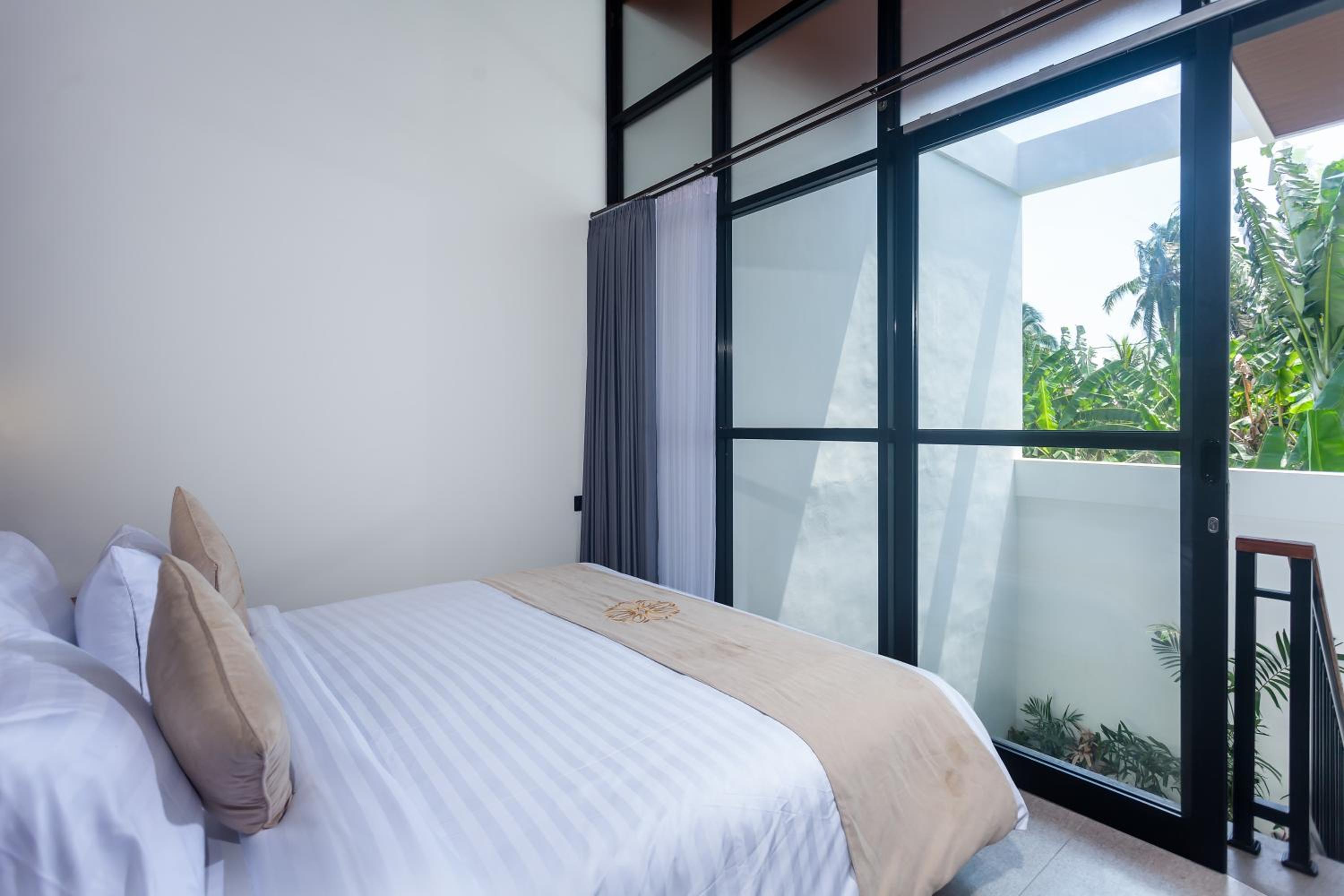 Studio with Pool View - Photo 7