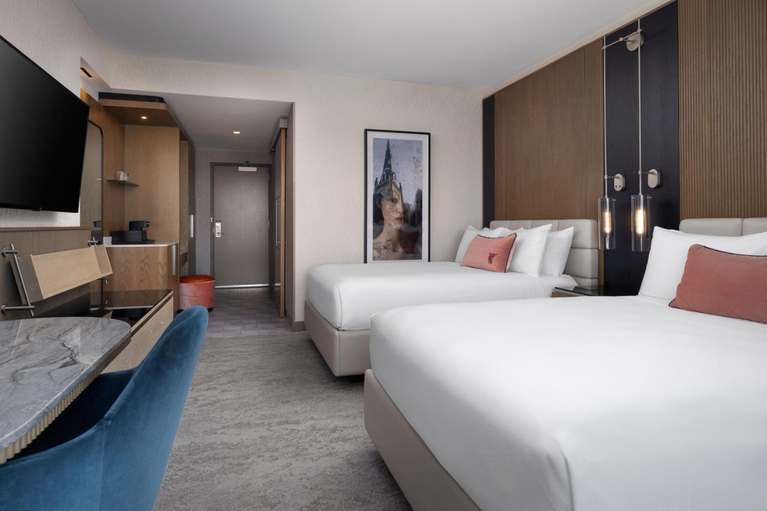 Concierge Level Queen Room with Two Queen Beds thumbnail 6