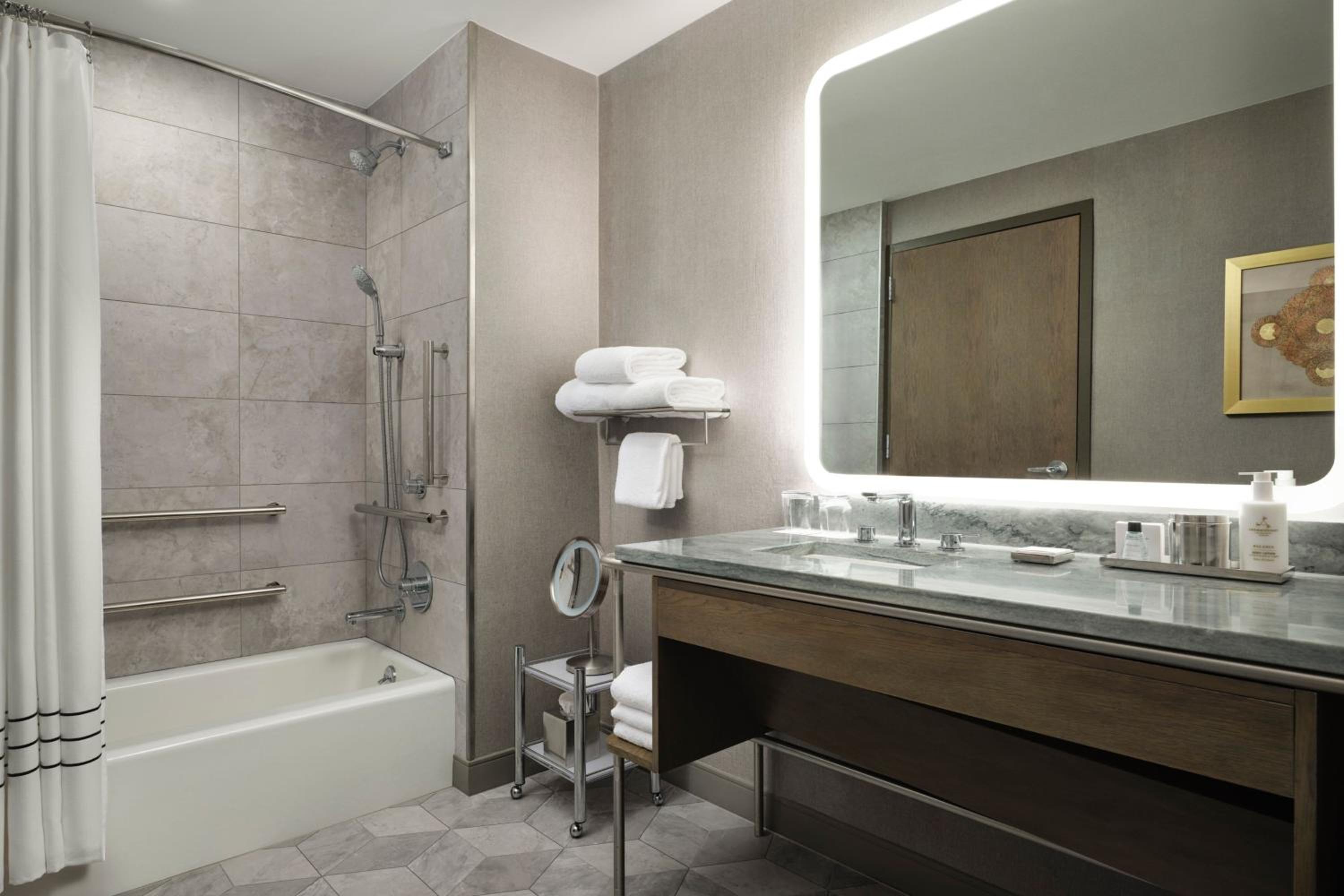 King Room with Adapted Tub - Mobility Accessible