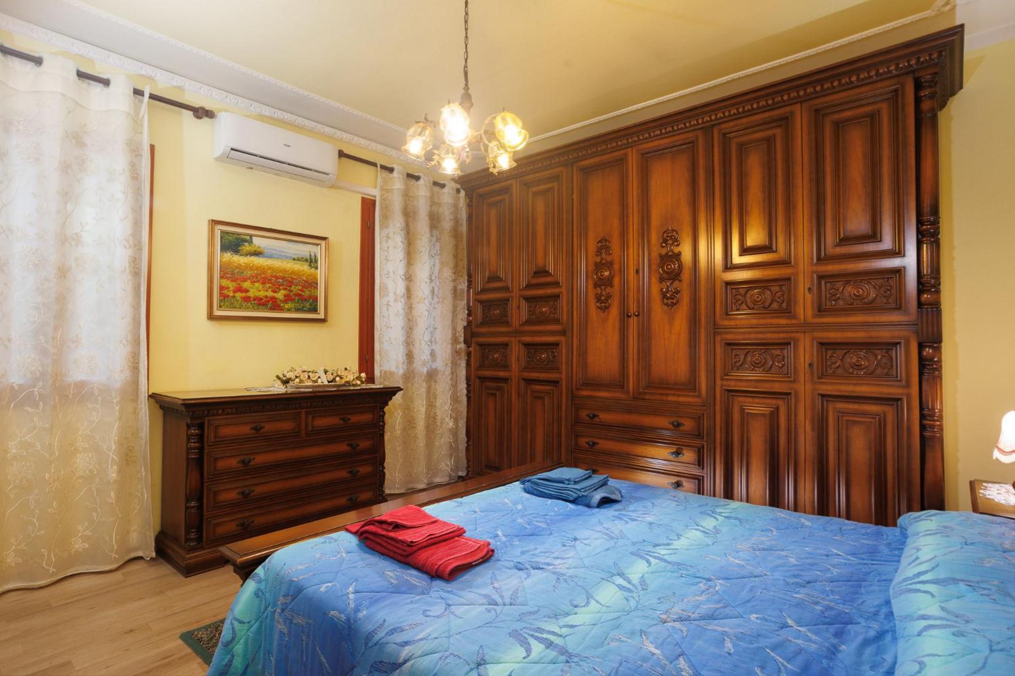 Two-Bedroom House - Photo 2