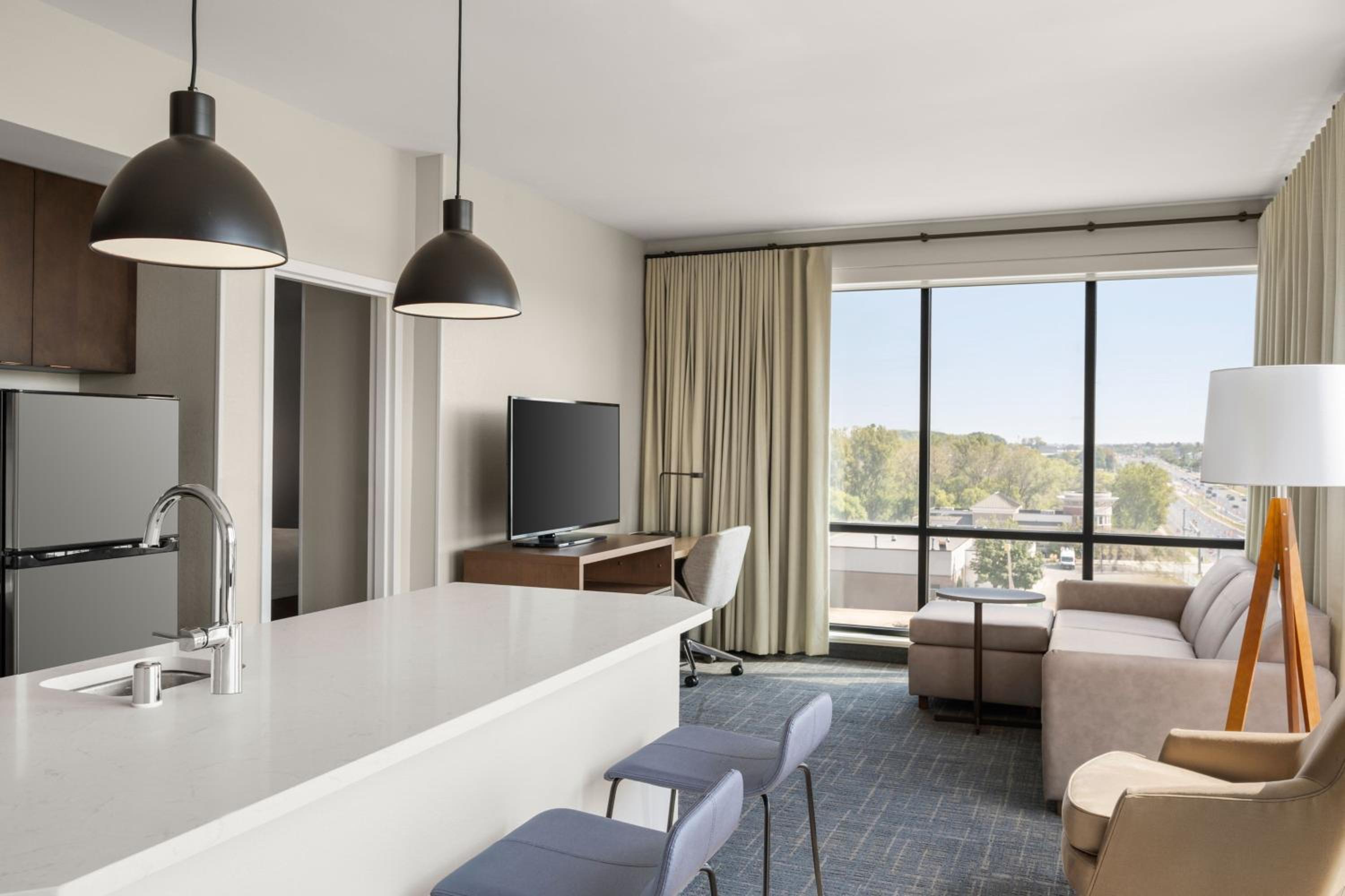 One-Bedroom Corner King Suite with Sofa Bed photo 3