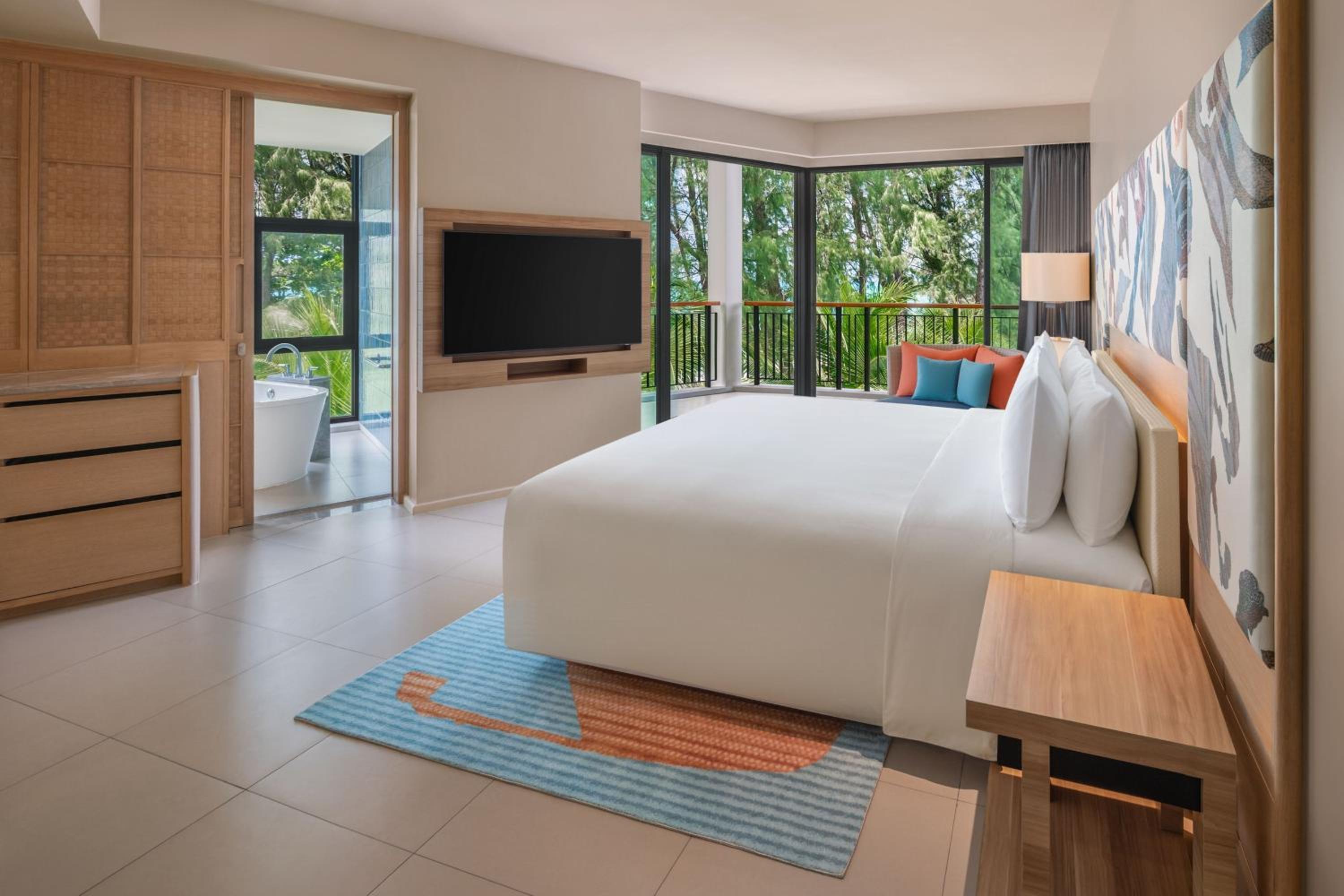 Signature Corner King Suite with Balcony - Oceanfront - Photo 1