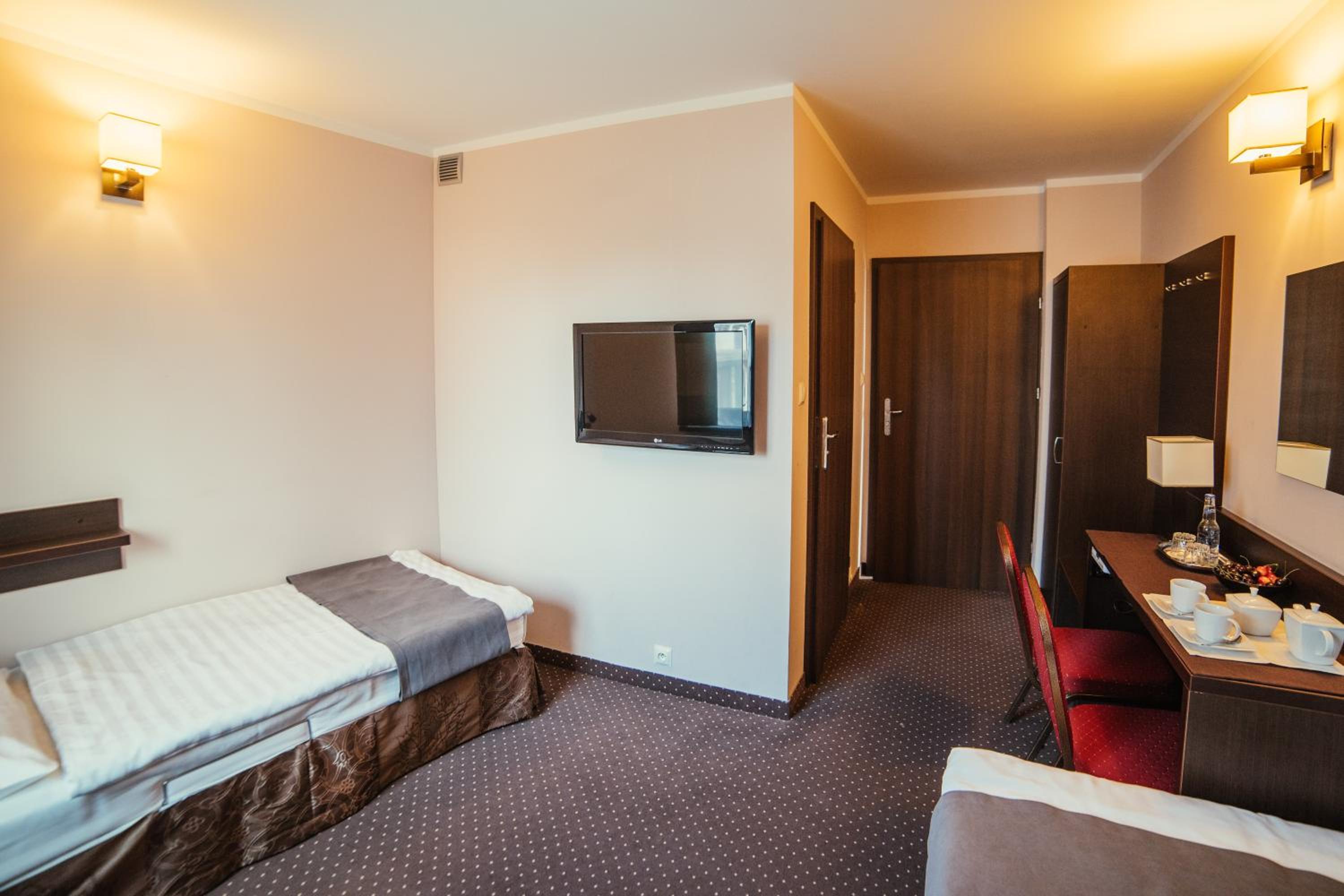 Twin Room - Photo 15