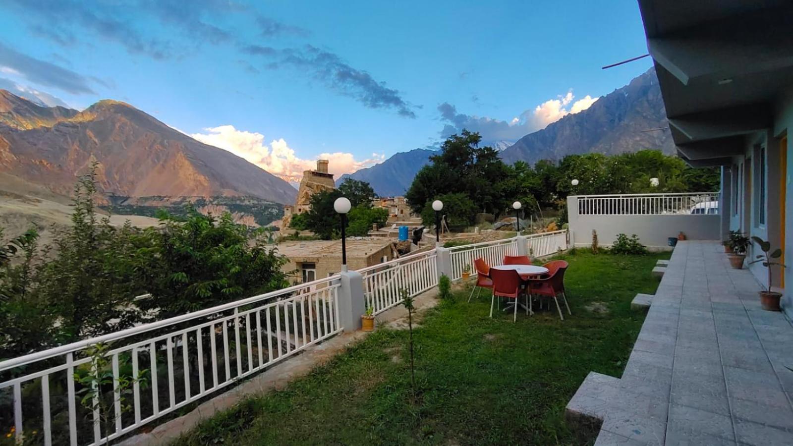Standard Twin Room with Mountain View photo 2