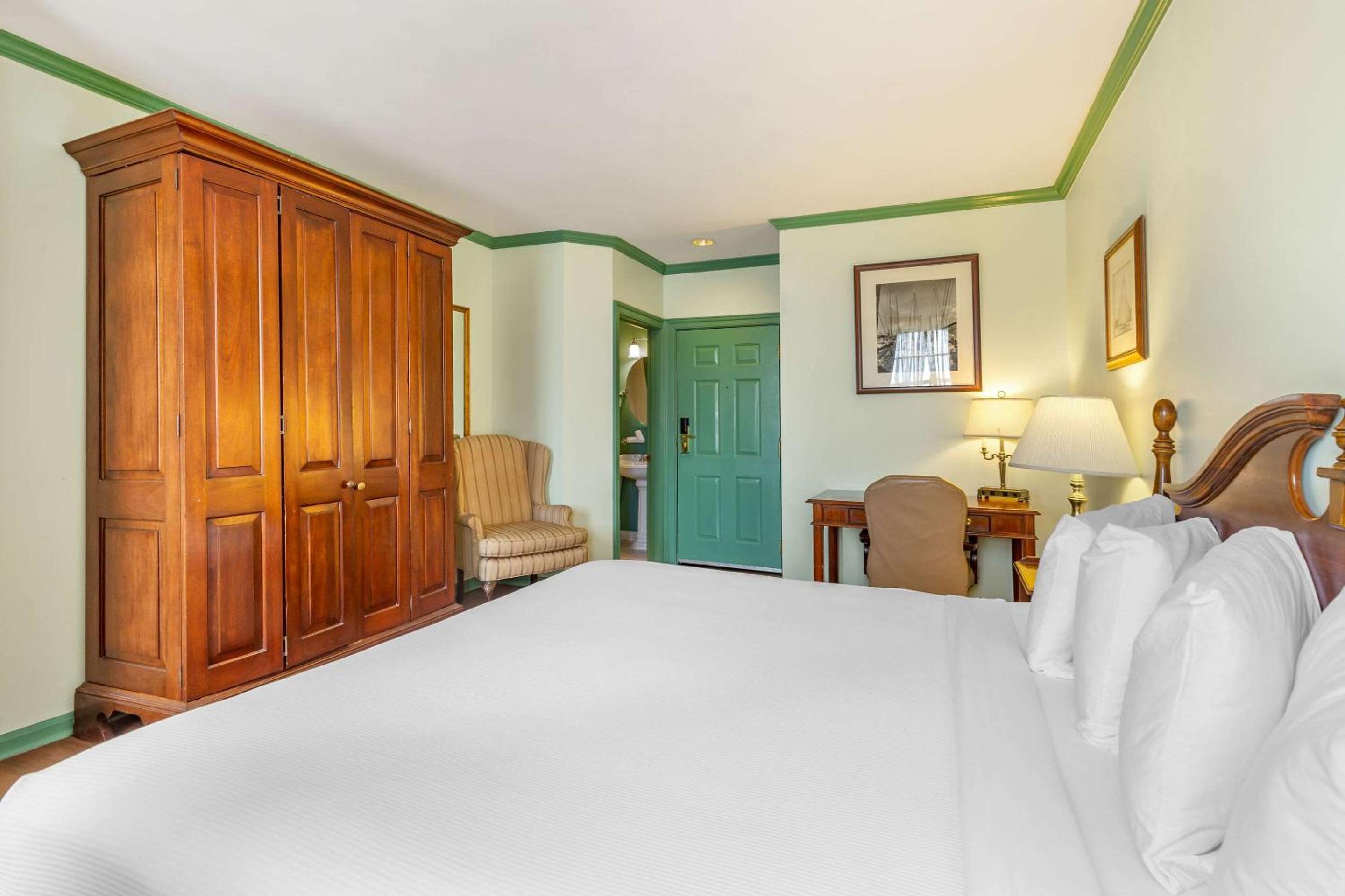 King Room - Non-Smoking - Photo 2