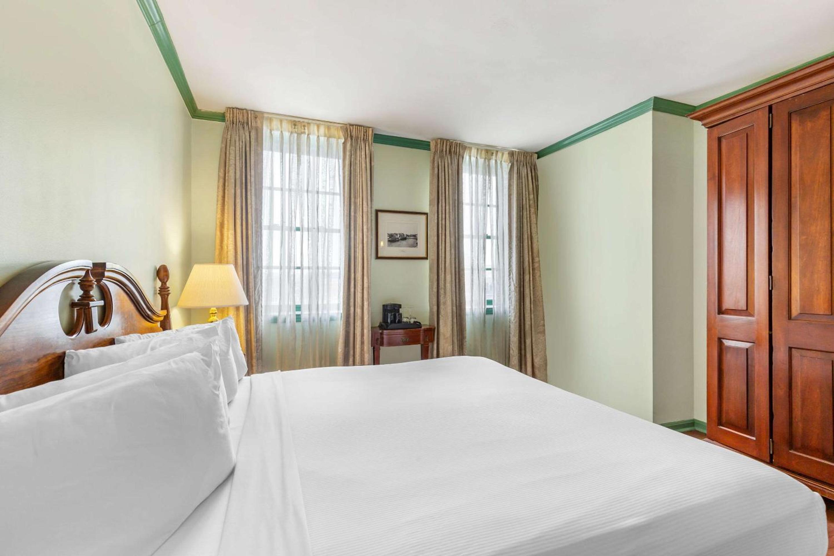 King Room - Non-Smoking - Photo 5