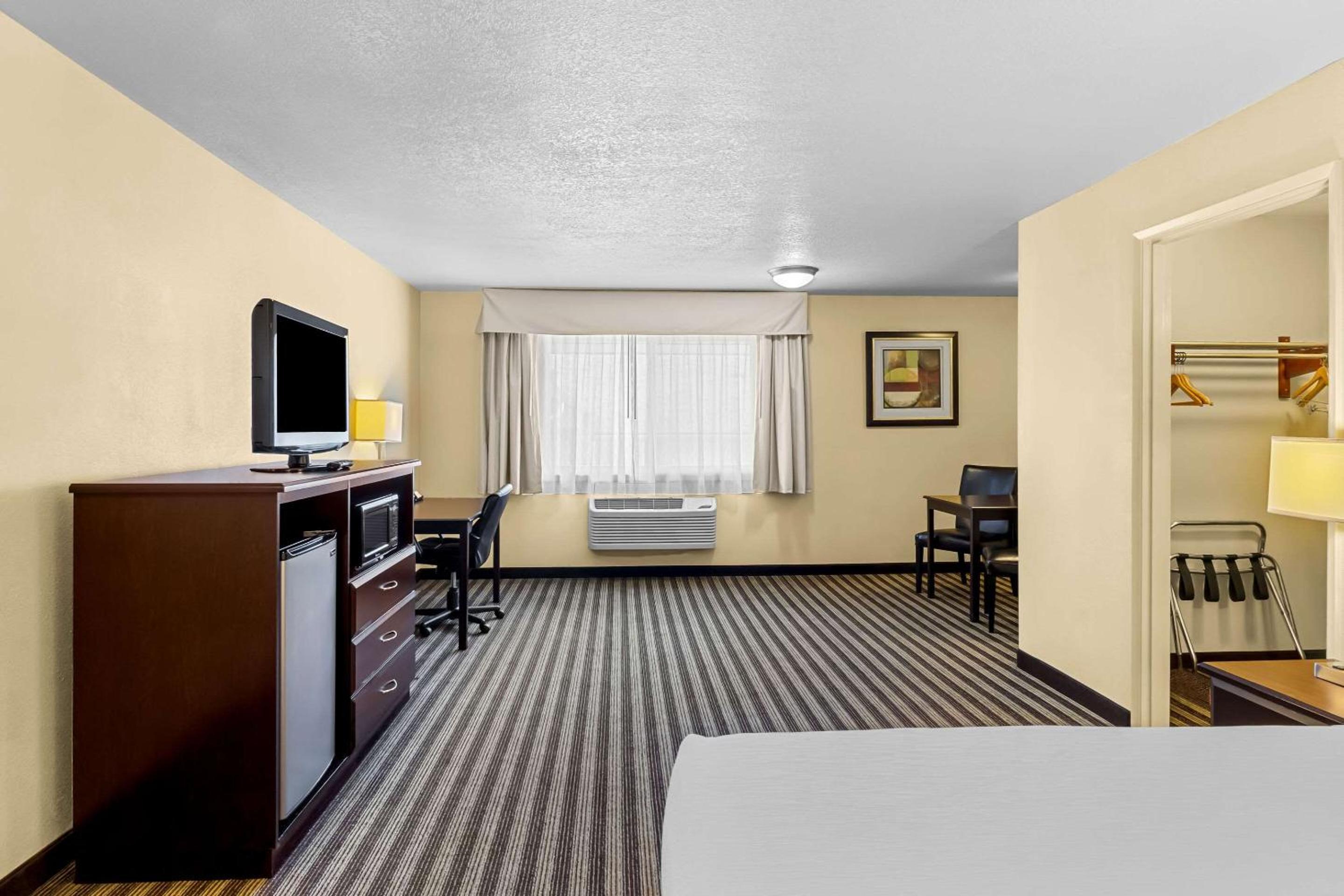 Queen Room - Non-Smoking - Photo 1
