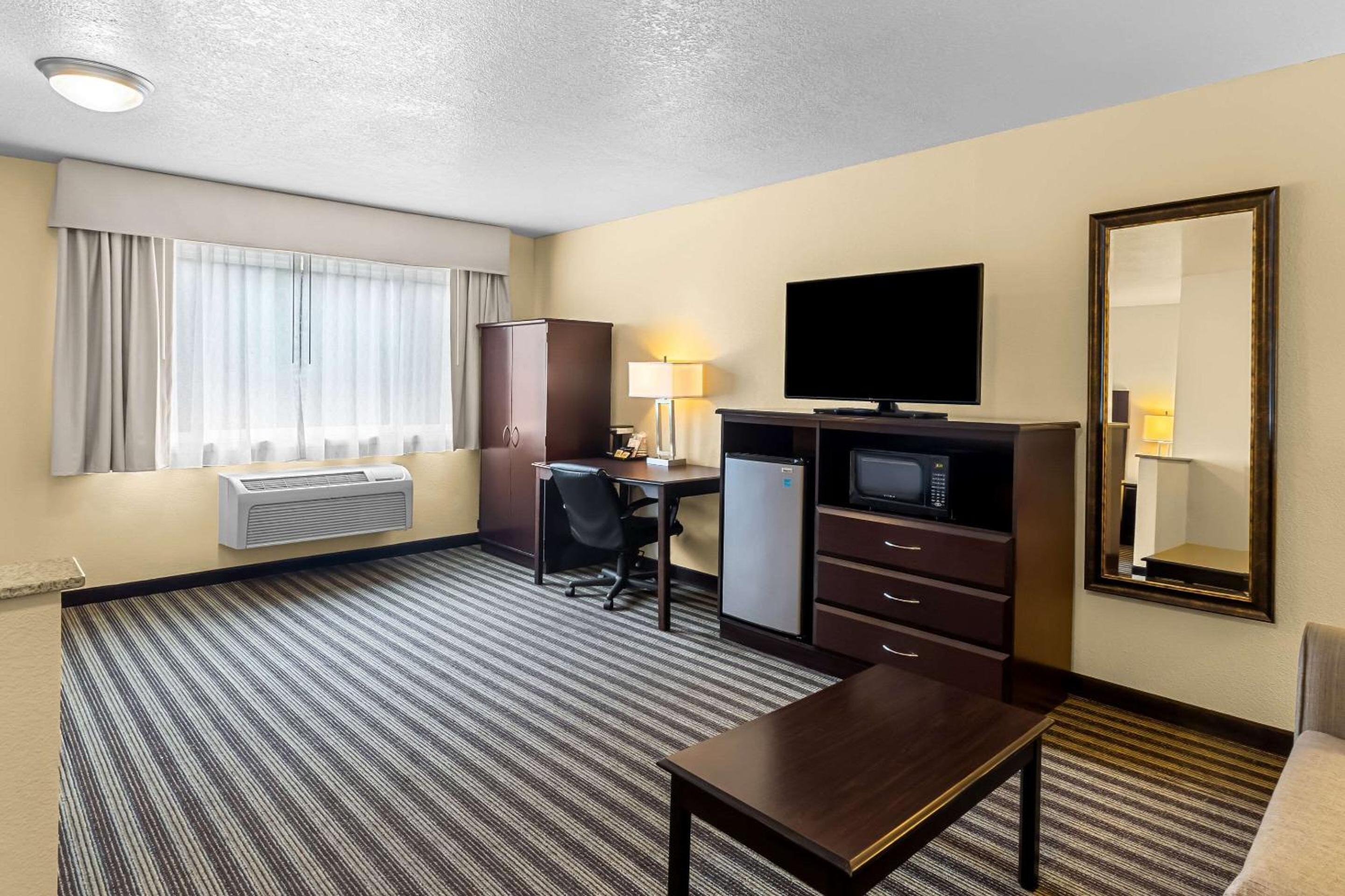 King Suite - Non-Smoking - Photo 2