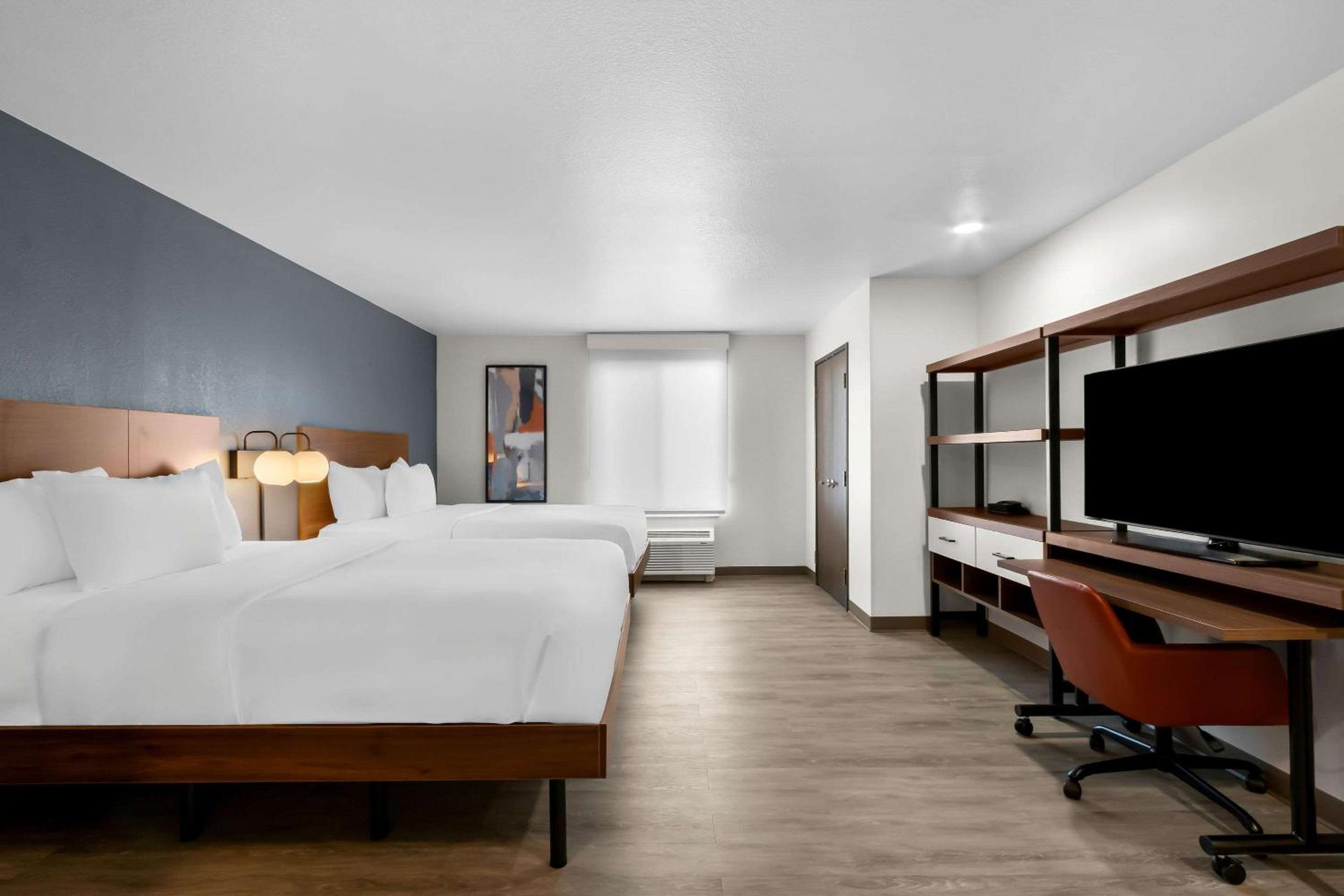 Queen Suite with Two Queen Beds and Tub - Disability Access/Non Smoking