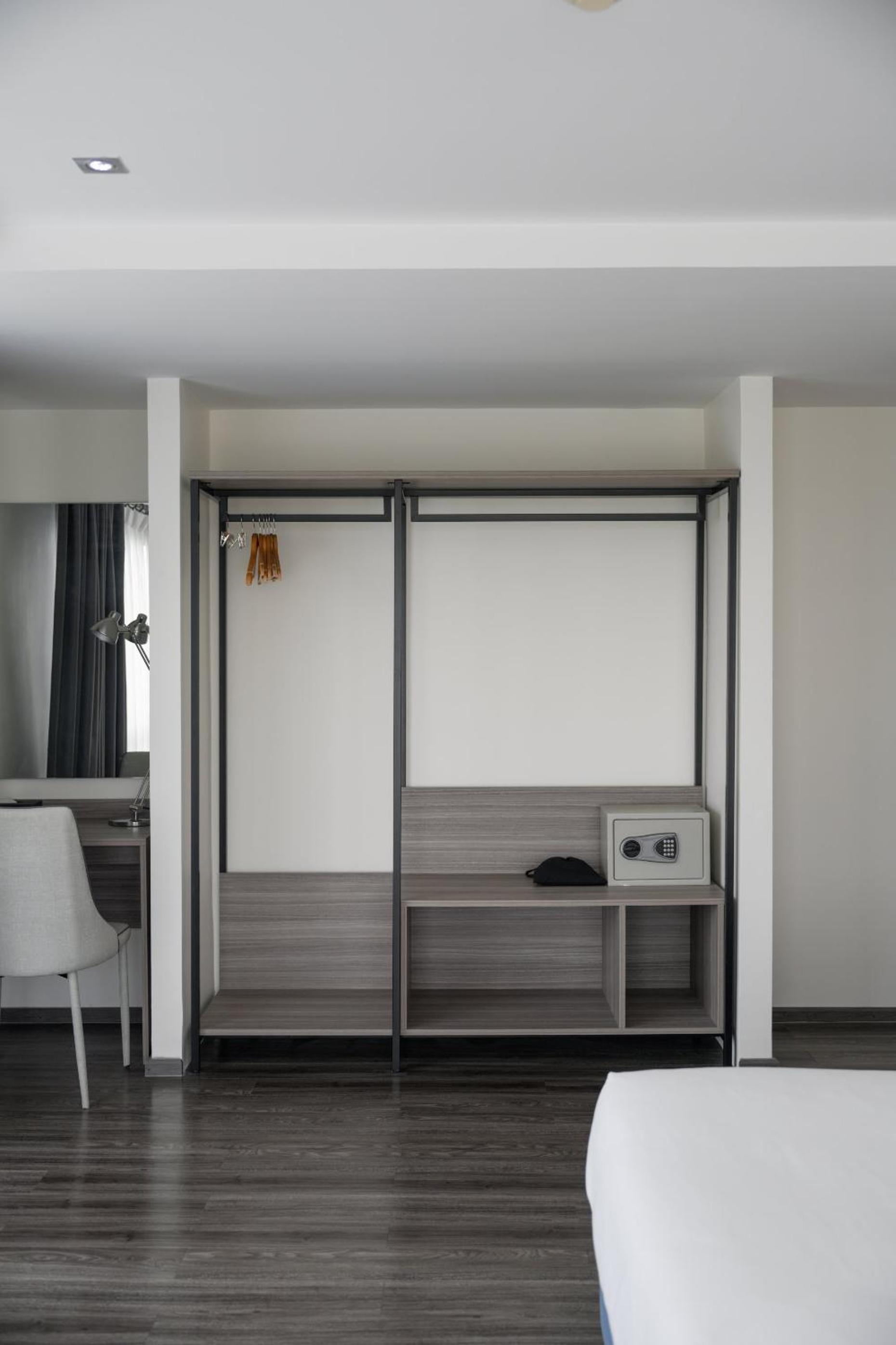 Junior Suite with One Double Bed - Non-Smoking - Photo 2