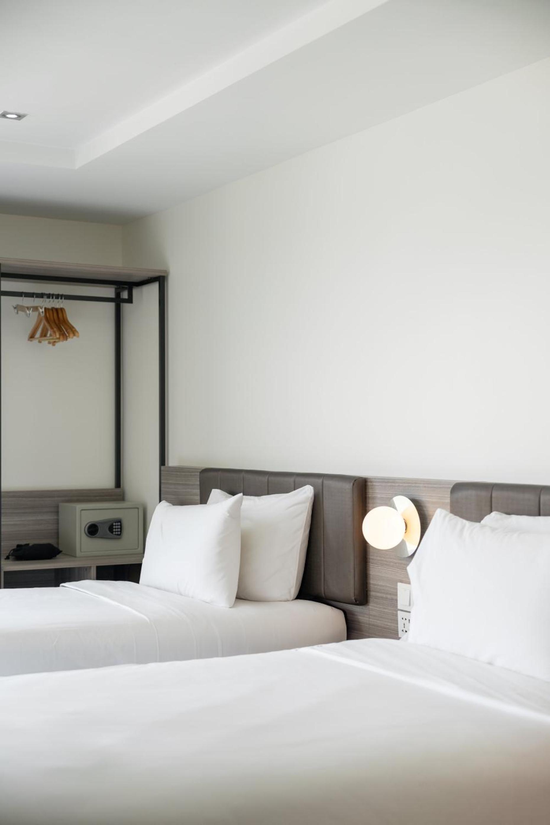 Deluxe Twin Room - Non-Smoking - Photo 4
