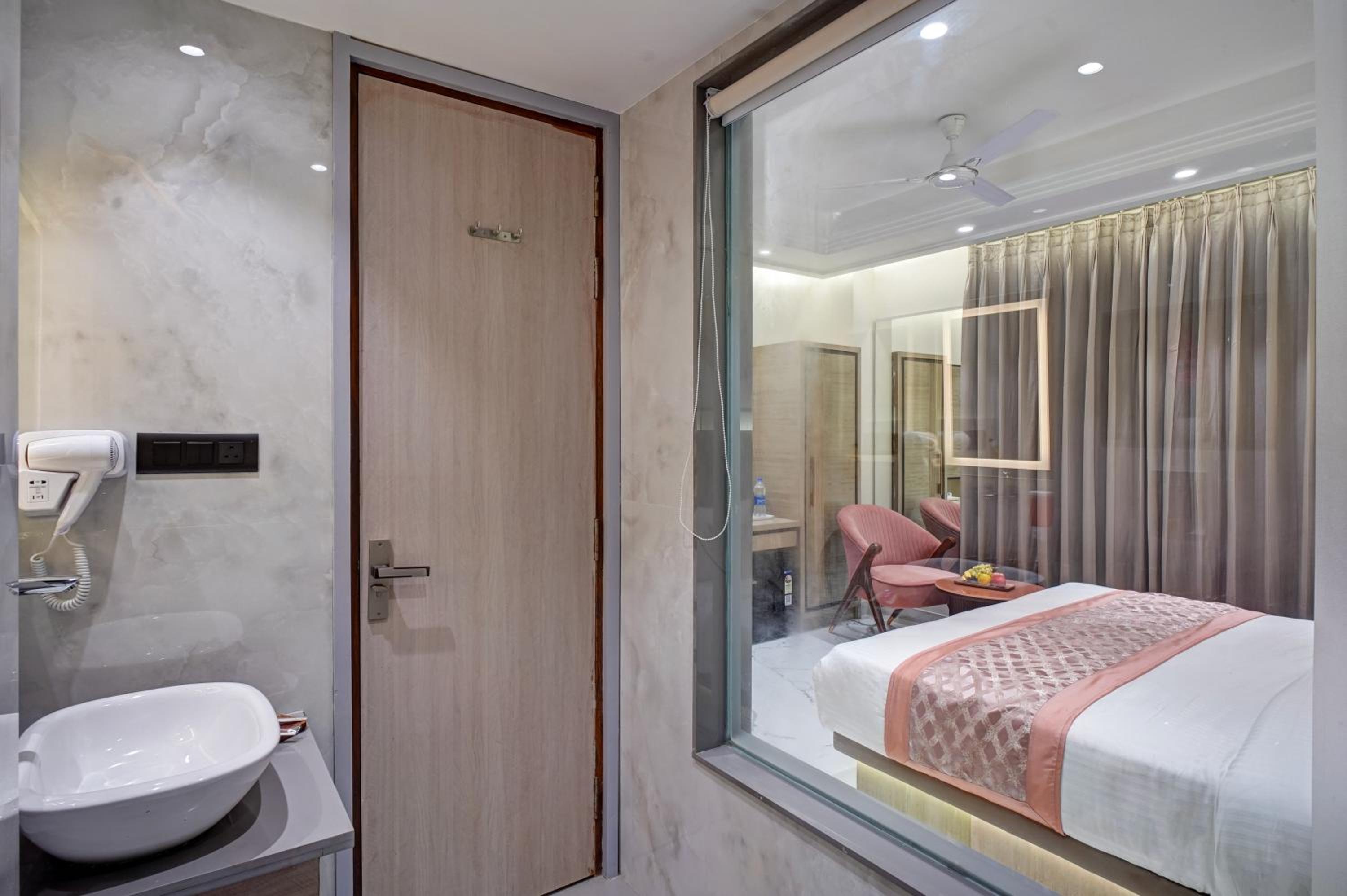 Executive Suite With Bathtub photo 3