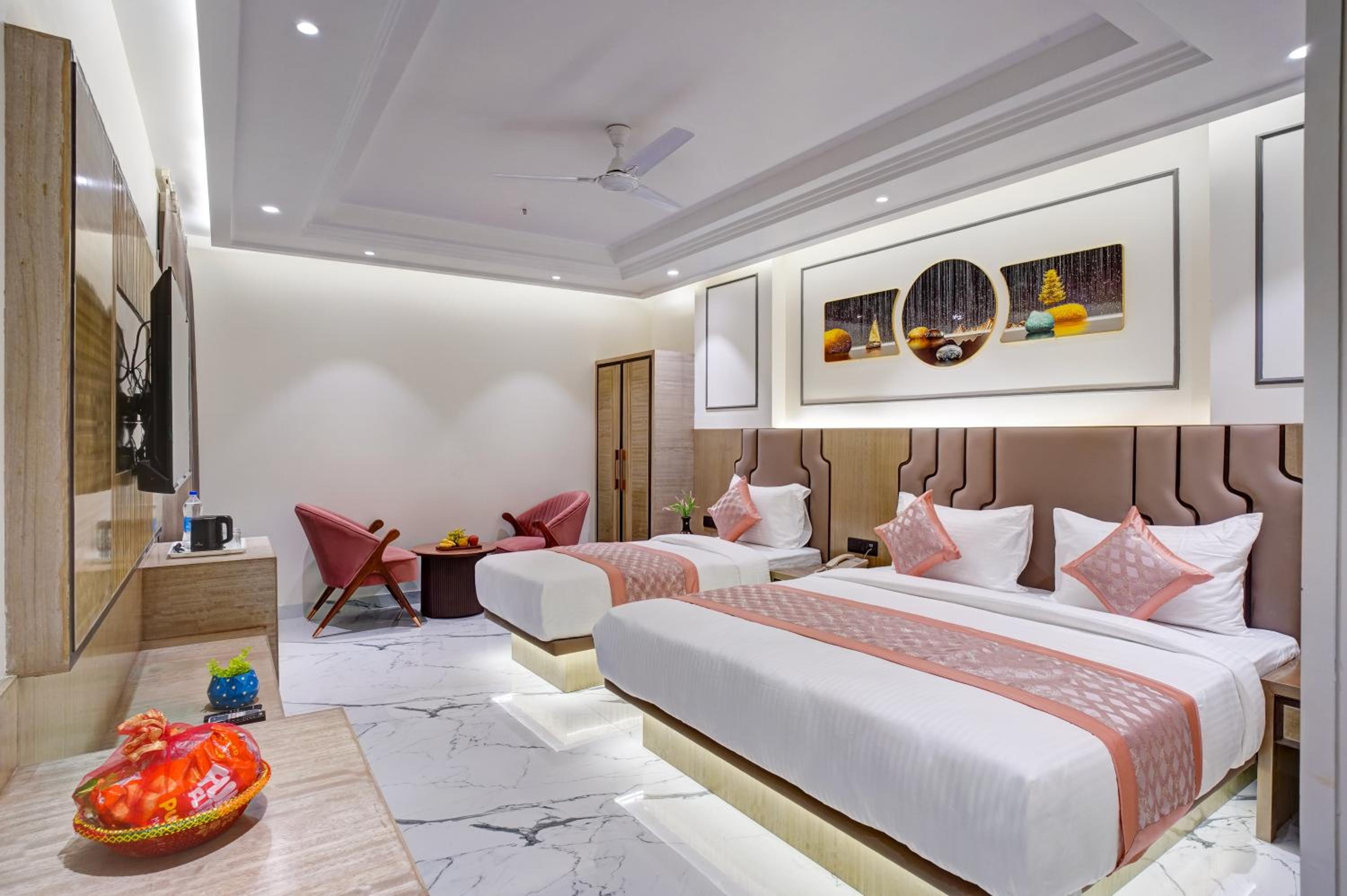 Family Suite With Window - Perfect For 3-4 Adults