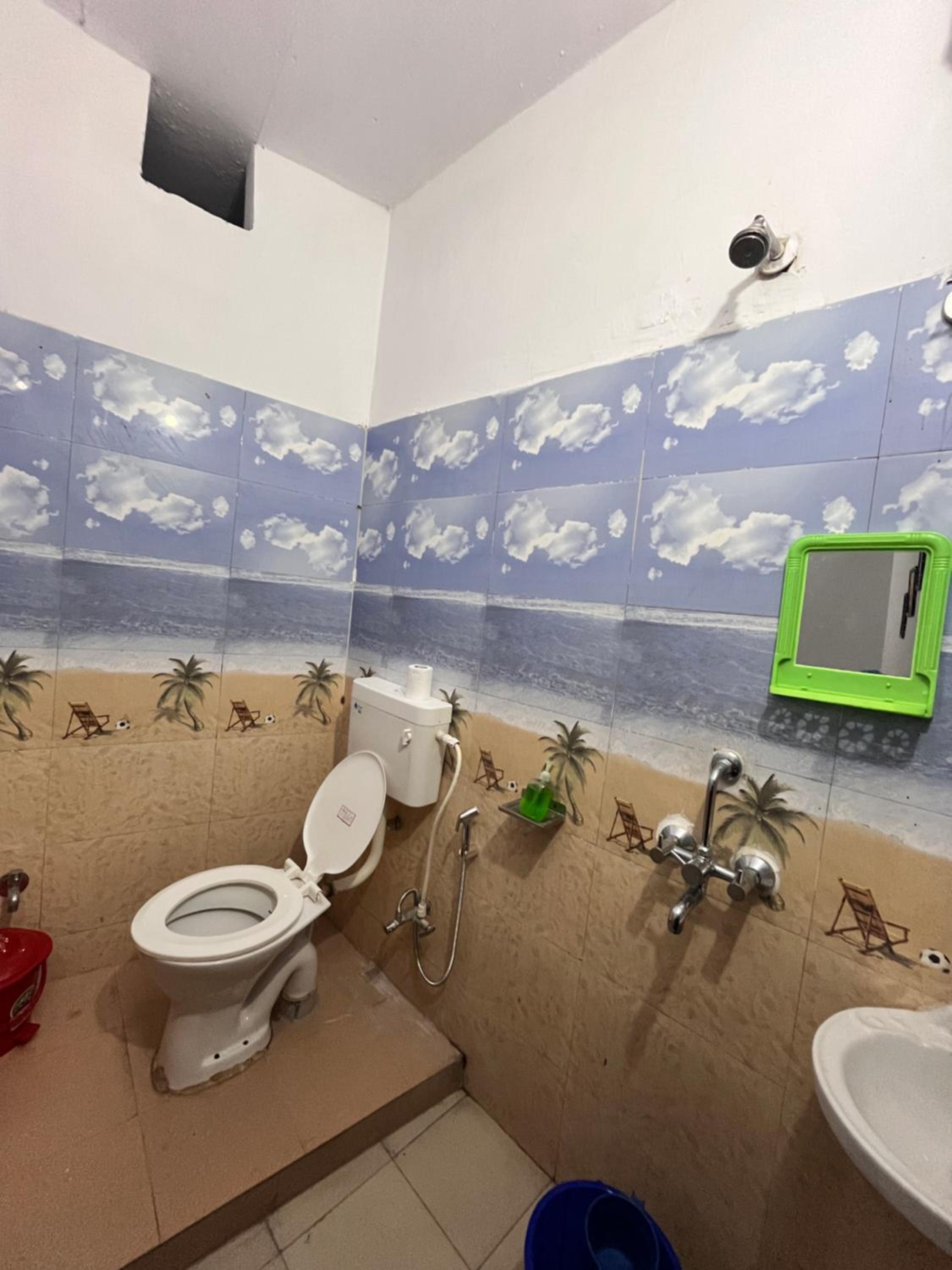 Deluxe Double Room (2 Adults + 1 Child) - Photo 7