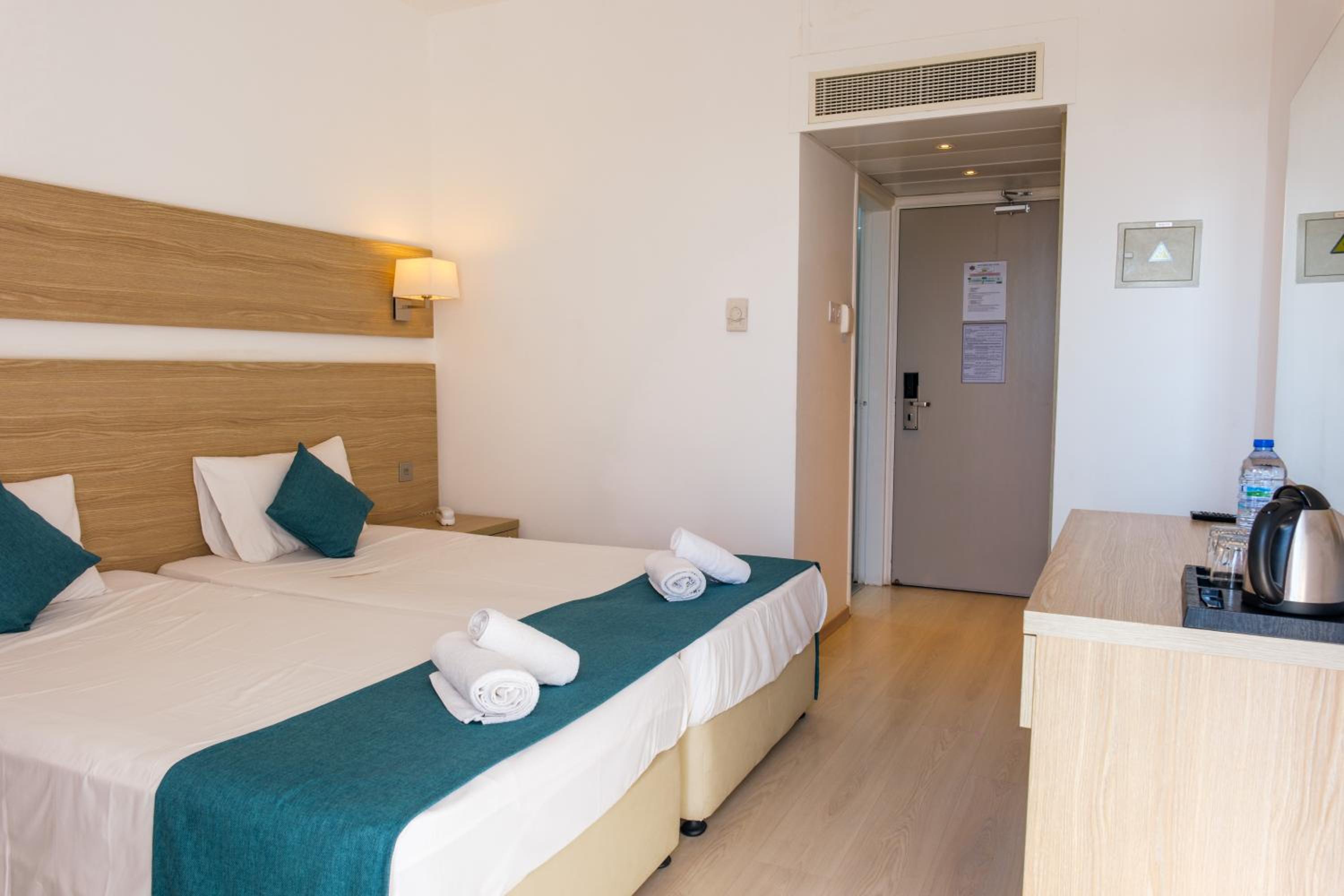Standard Room (2 Adults + 1 Child) photo 2