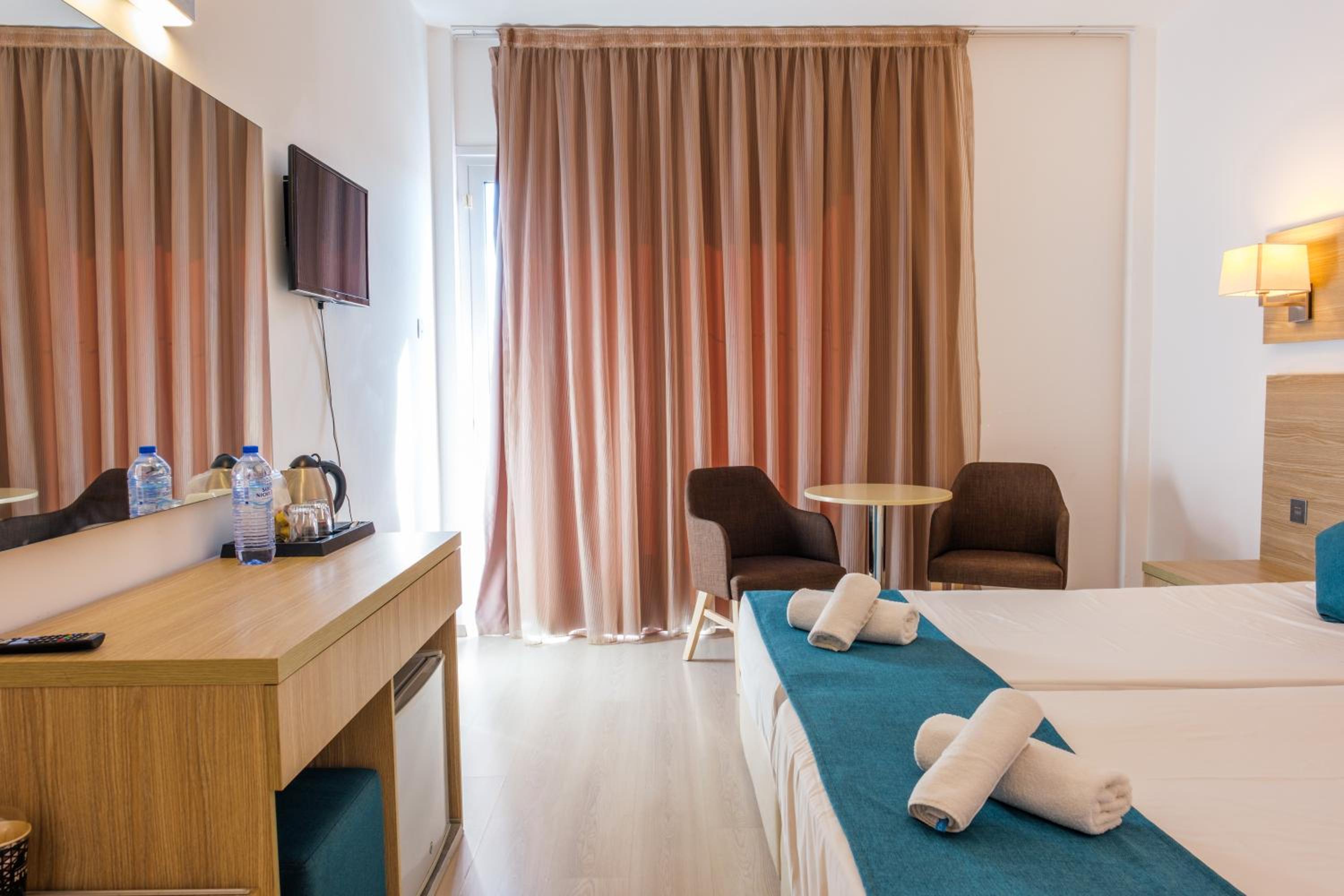 Standard Room (2 Adults + 1 Child) photo 1