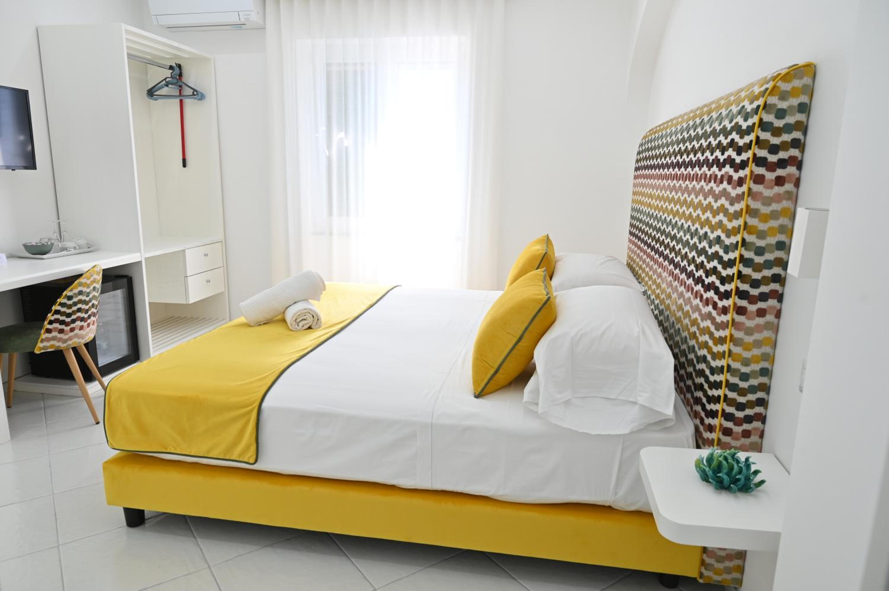 Deluxe Double Room with Side Sea View photo 3