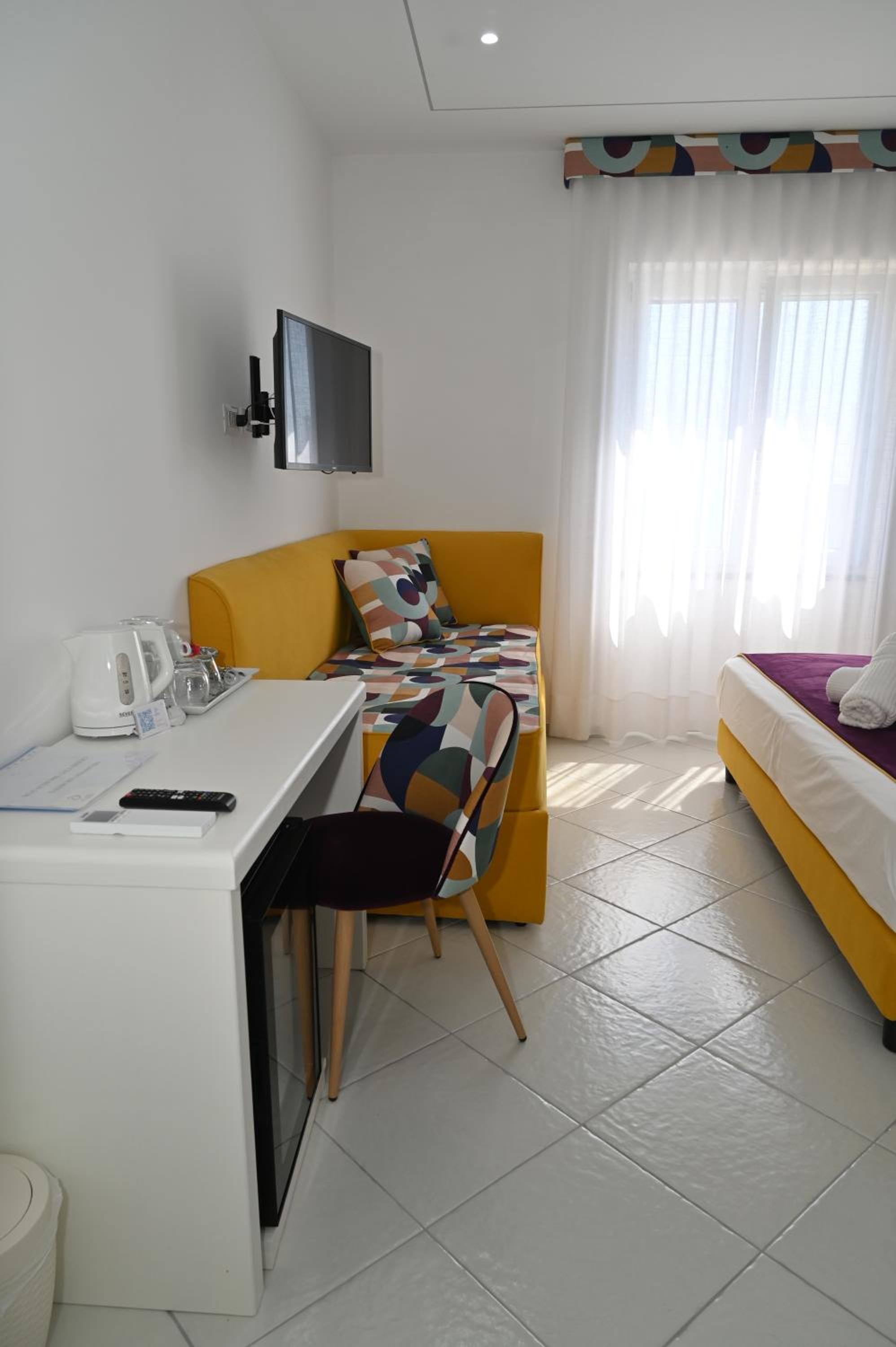 Deluxe Triple Room with Sea View - Photo 4