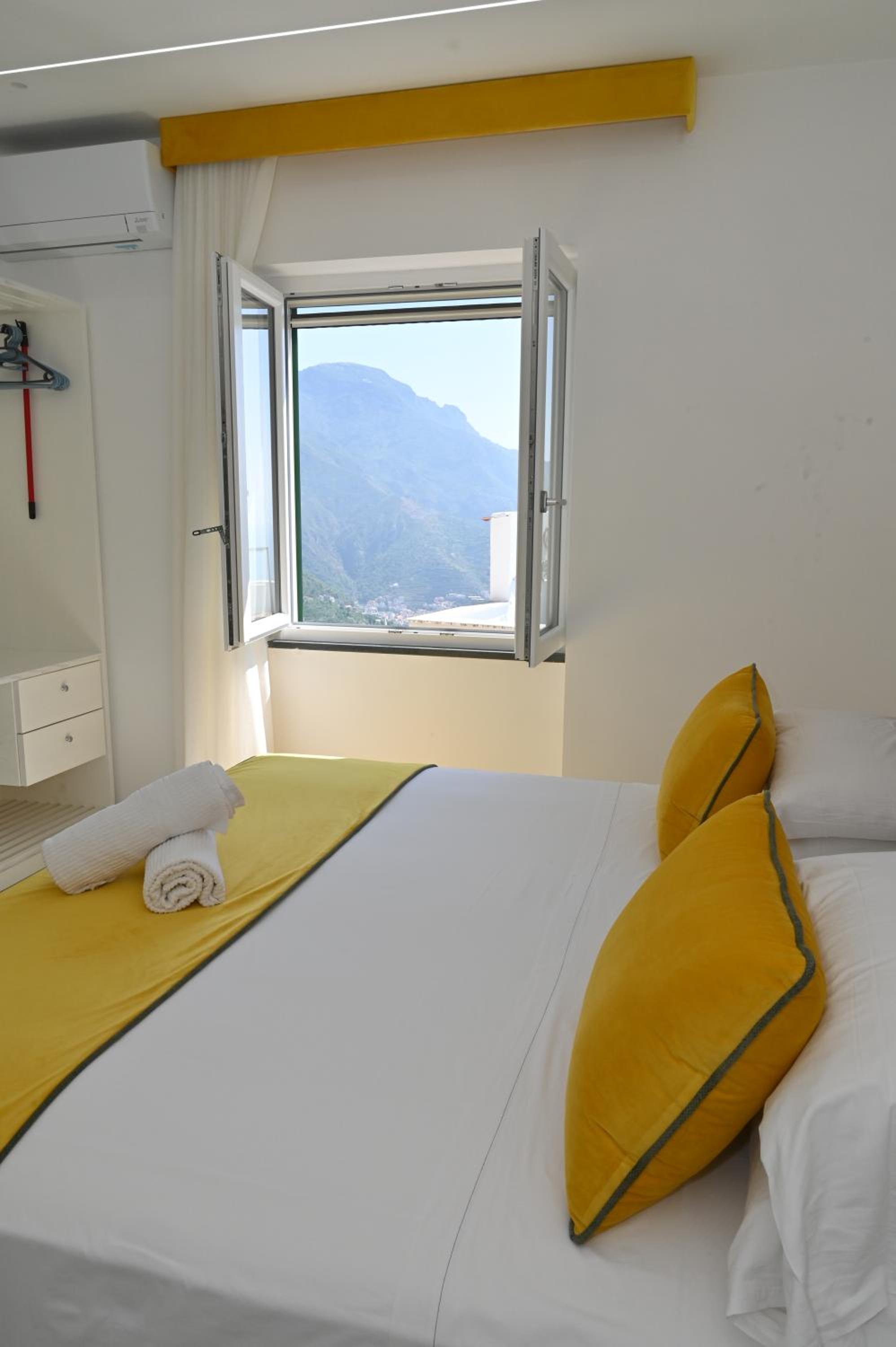 Deluxe Double Room with Side Sea View photo 2