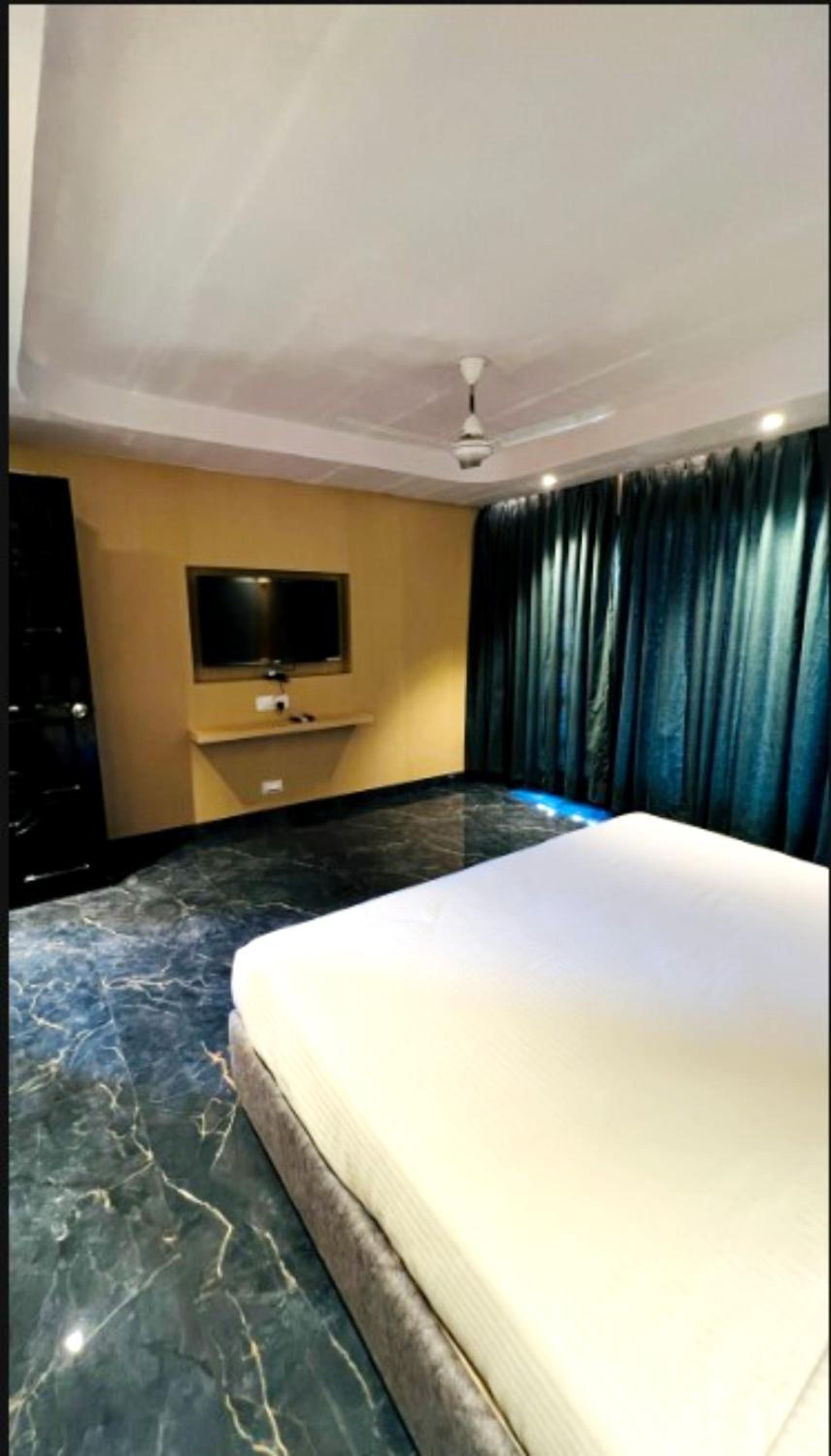 Deluxe King Room photo 2