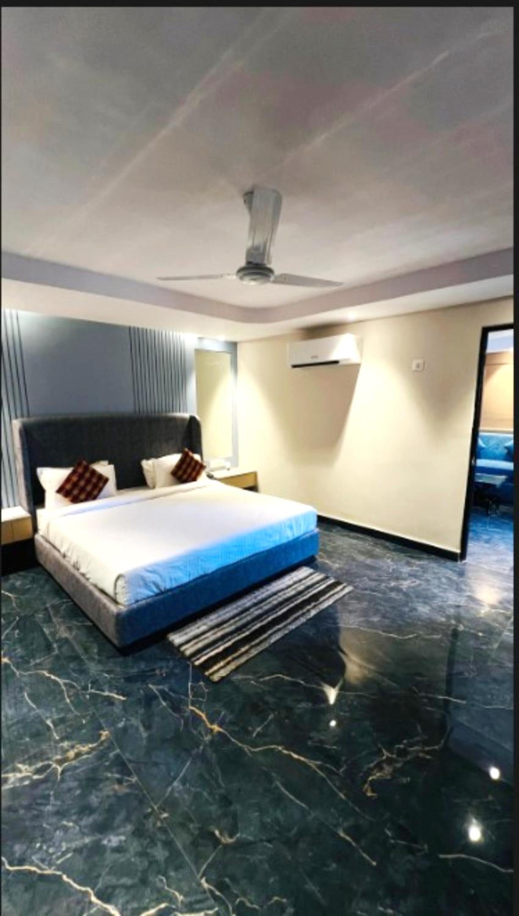 Deluxe King Suite